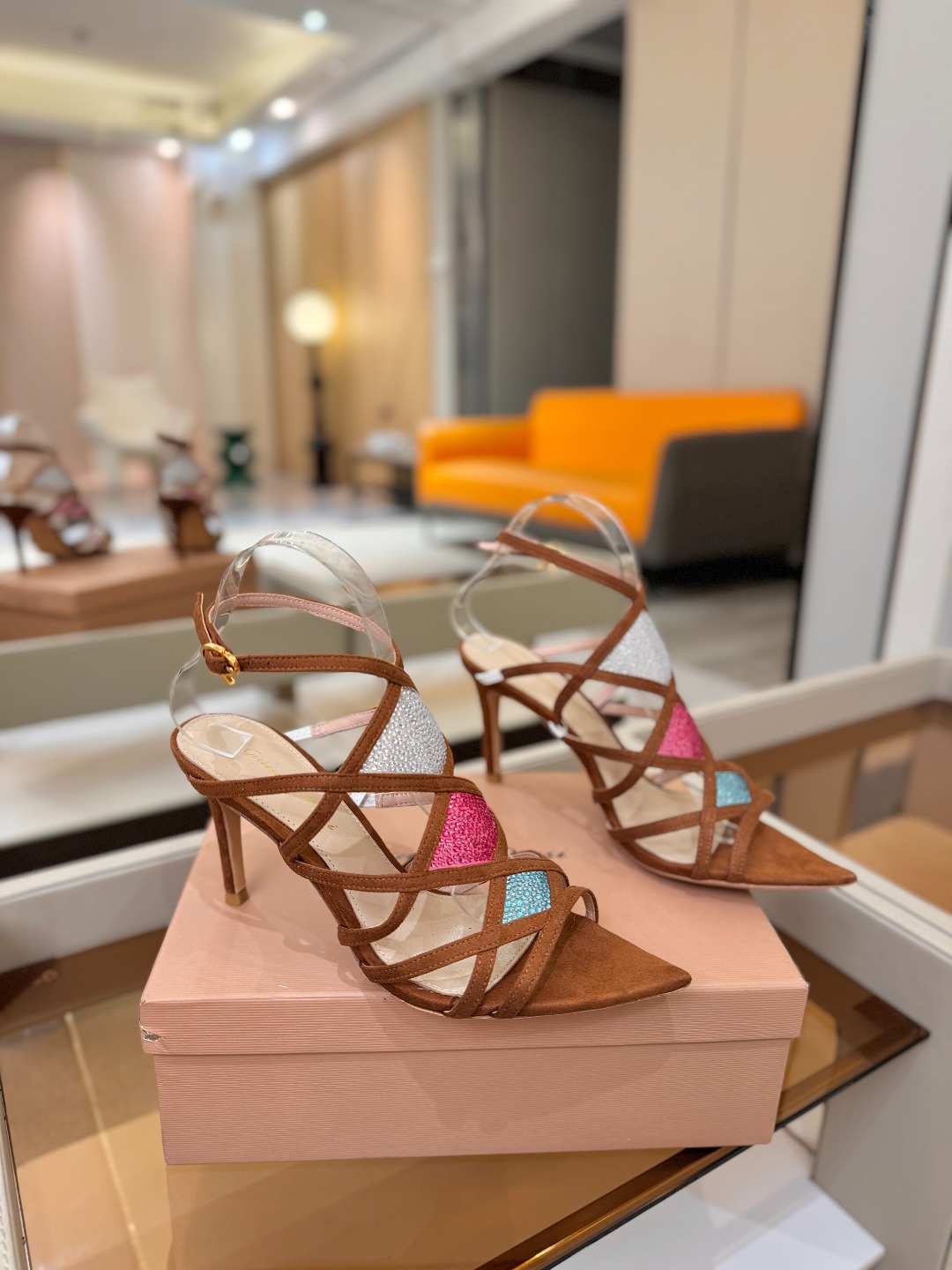 Gianvito rossi 👠  顶级版本 代购品质👡这双施华洛奇水钻搭配网高跟尖头后空凉鞋，水钻闪耀