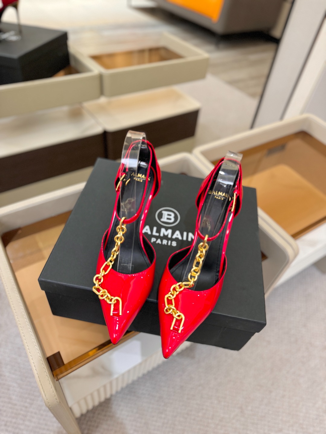 𝘽𝙖𝙡𝙢𝙖𝙞𝙣春夏最新款走秀链条中空高跟单鞋ʚ😊ɞ  品牌巴尔曼𝘽𝙖𝙡𝙢𝙖𝙞𝙣由法国时装设计师𝙥𝙞𝙚𝙧𝙧
