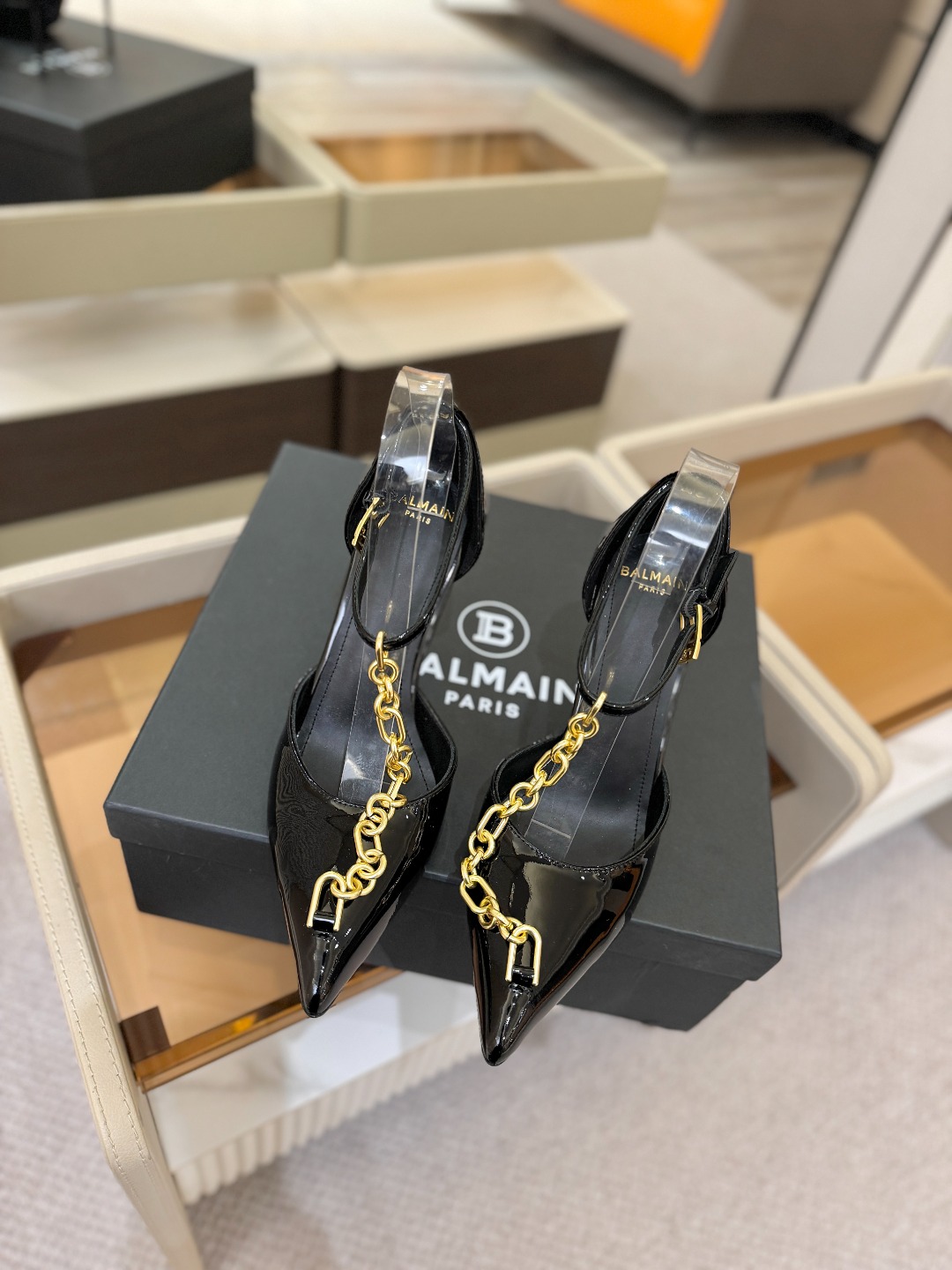 𝘽𝙖𝙡𝙢𝙖𝙞𝙣春夏最新款走秀链条中空高跟单鞋ʚ😊ɞ  品牌巴尔曼𝘽𝙖𝙡𝙢𝙖𝙞𝙣由法国时装设计师𝙥𝙞𝙚𝙧𝙧