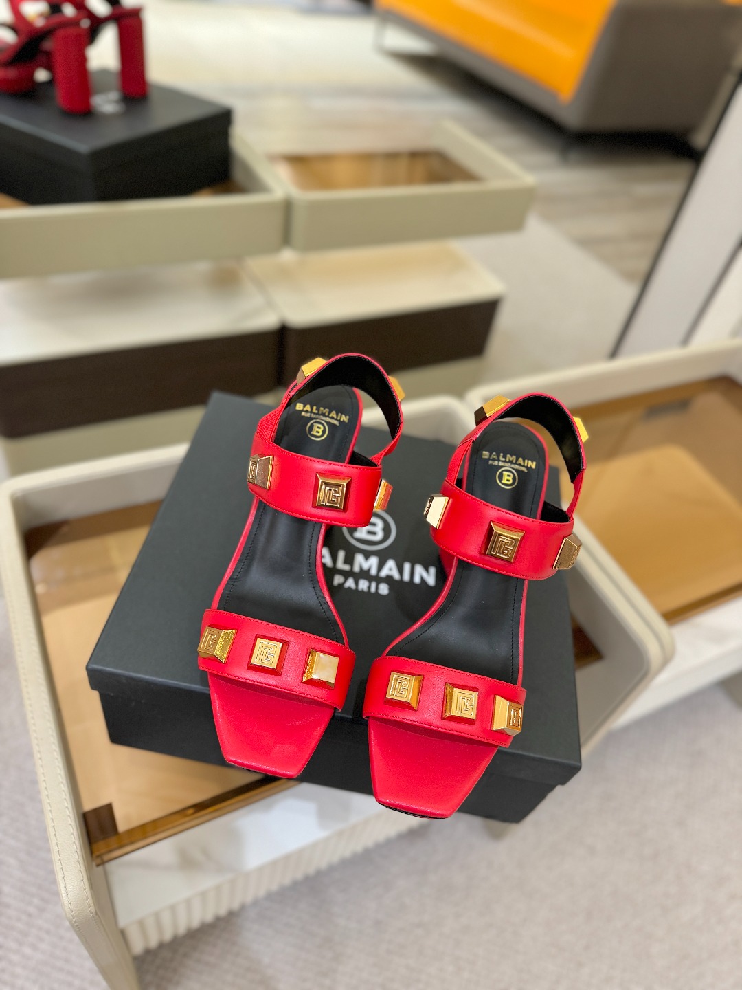 巴尔曼  走秀恨天高水台凉鞋。ʚ😊ɞ  品牌巴尔曼𝘽𝙖𝙡𝙢𝙖𝙞𝙣由法国时装设计师𝙥𝙞𝙚𝙧𝙧𝙚 𝘽𝙖𝙡𝙢𝙖
