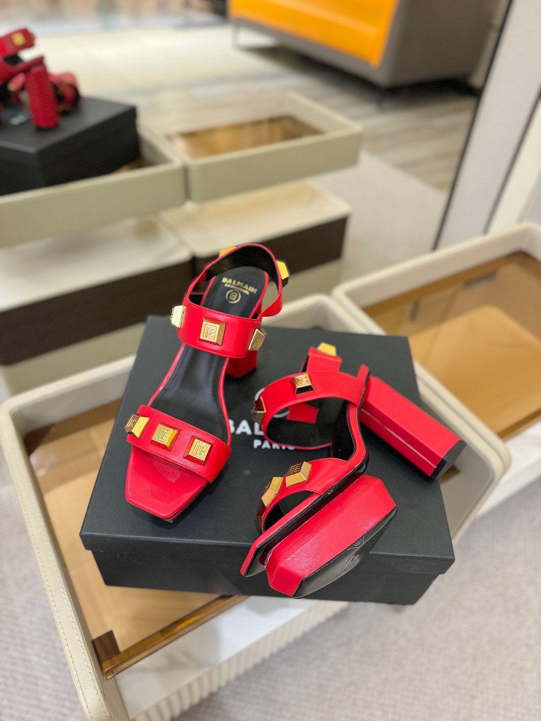 巴尔曼  走秀恨天高水台凉鞋。ʚ😊ɞ  品牌巴尔曼𝘽𝙖𝙡𝙢𝙖𝙞𝙣由法国时装设计师𝙥𝙞𝙚𝙧𝙧𝙚 𝘽𝙖𝙡𝙢𝙖
