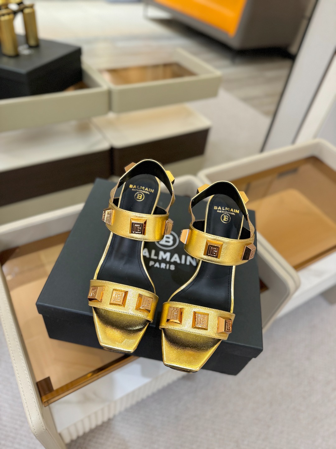 巴尔曼  走秀恨天高水台凉鞋。ʚ😊ɞ  品牌巴尔曼𝘽𝙖𝙡𝙢𝙖𝙞𝙣由法国时装设计师𝙥𝙞𝙚𝙧𝙧𝙚 𝘽𝙖𝙡𝙢𝙖