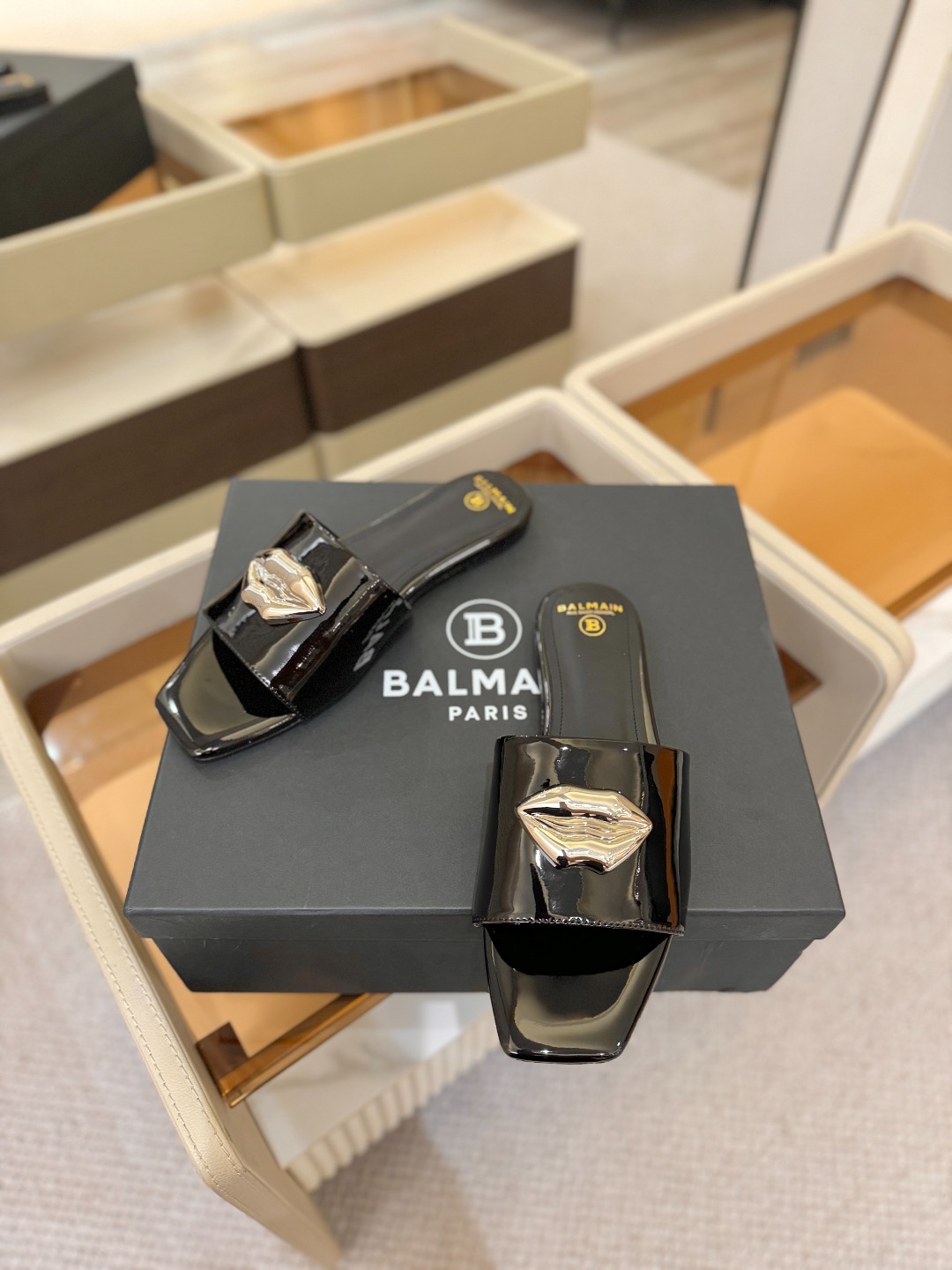 Balmain巴尔曼走秀时装 👄嘴唇时髦平底拖巴尔曼 愈发別致出众 赶紧来一双巴尔曼小美鞋率性的𝘽𝙖𝙡𝙢
