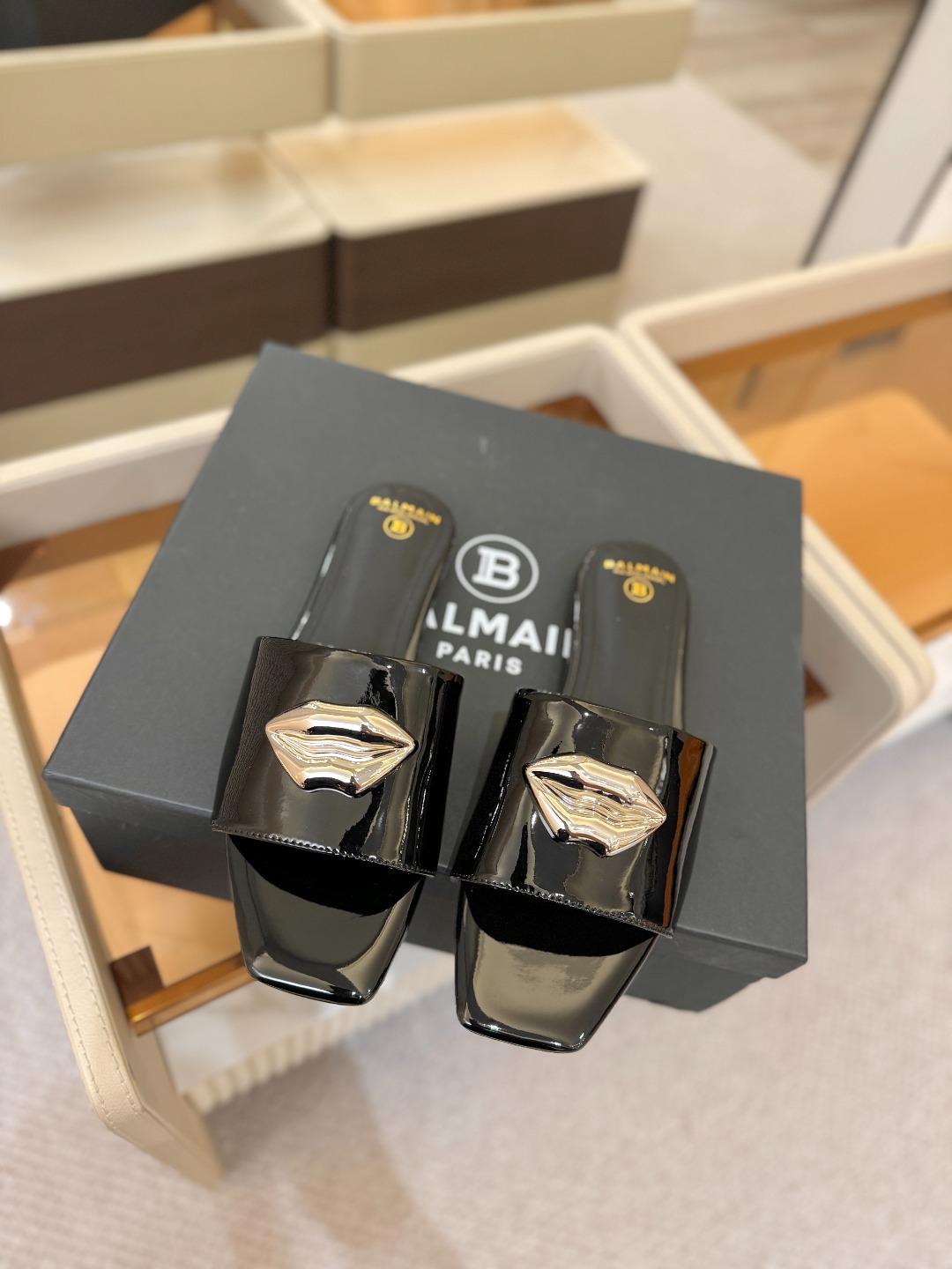 Balmain巴尔曼走秀时装 👄嘴唇时髦平底拖巴尔曼 愈发別致出众 赶紧来一双巴尔曼小美鞋率性的𝘽𝙖𝙡𝙢
