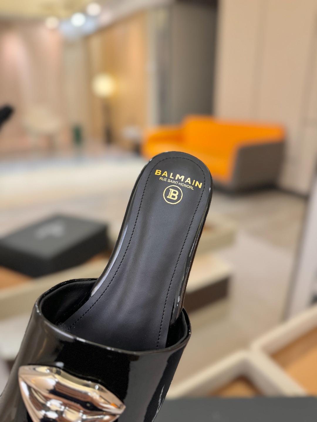 Balmain巴尔曼走秀时装 👄嘴唇时髦平底拖巴尔曼 愈发別致出众 赶紧来一双巴尔曼小美鞋率性的𝘽𝙖𝙡𝙢