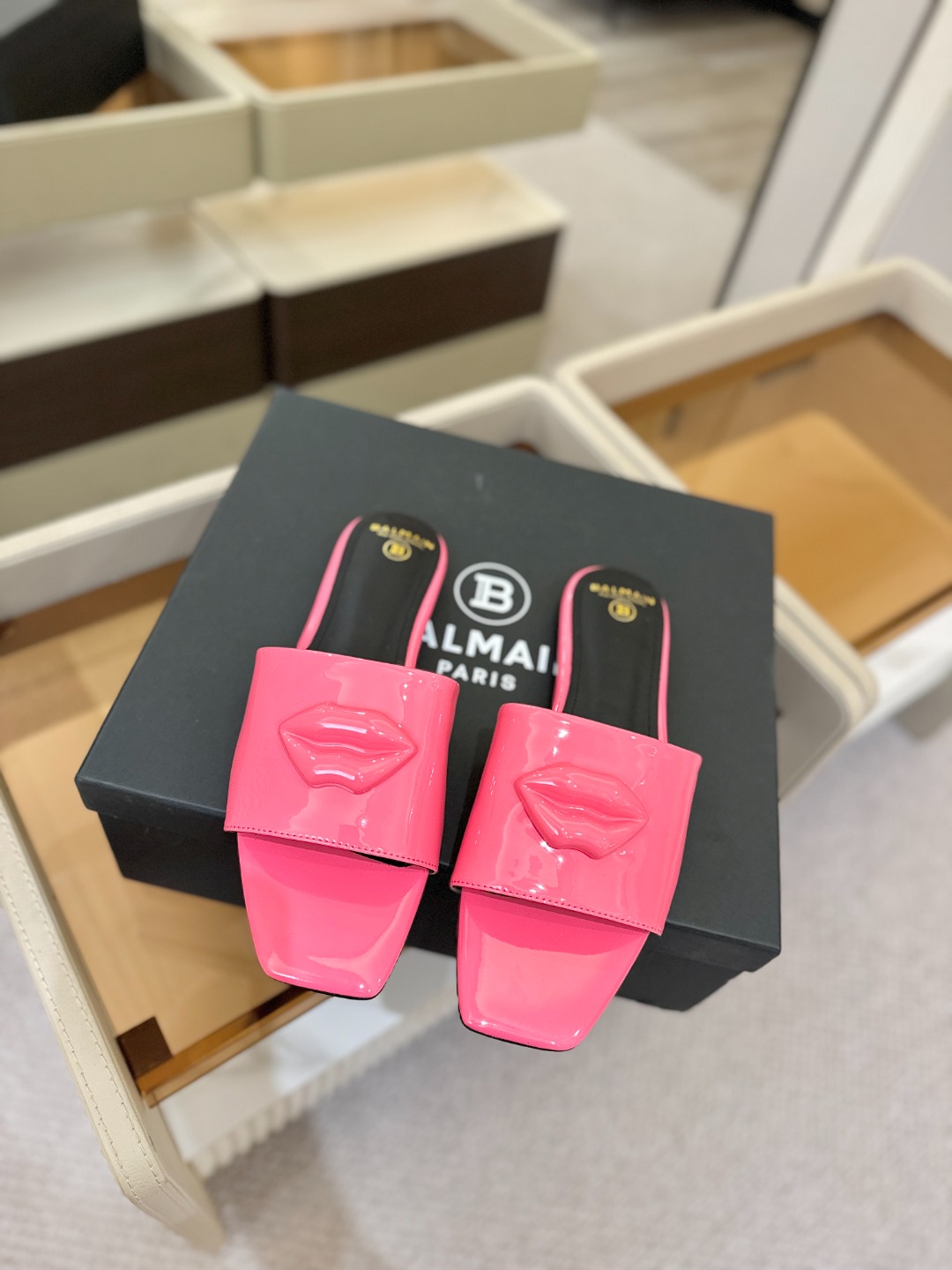 Balmain巴尔曼走秀时装 👄嘴唇时髦平底拖巴尔曼 愈发別致出众 赶紧来一双巴尔曼小美鞋率性的𝘽𝙖𝙡𝙢