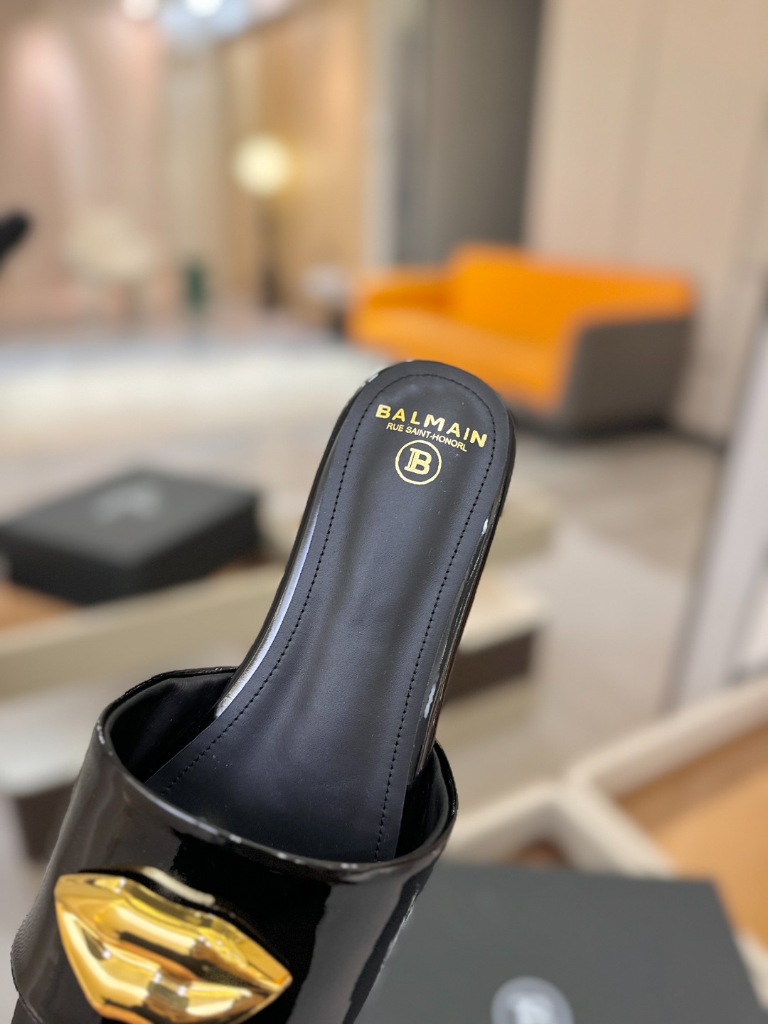 Balmain巴尔曼走秀时装 👄嘴唇时髦平底拖巴尔曼 愈发別致出众 赶紧来一双巴尔曼小美鞋率性的𝘽𝙖𝙡𝙢