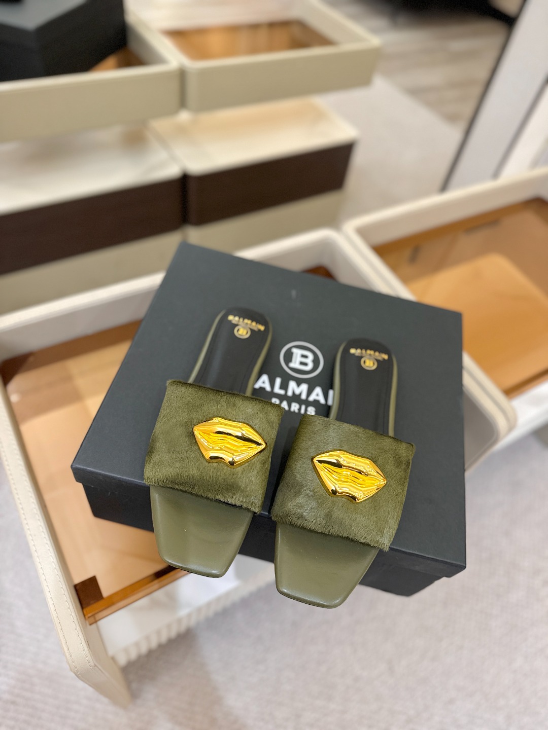 Balmain巴尔曼走秀时装 👄嘴唇时髦平底拖巴尔曼 愈发別致出众 赶紧来一双巴尔曼小美鞋率性的𝘽𝙖𝙡𝙢