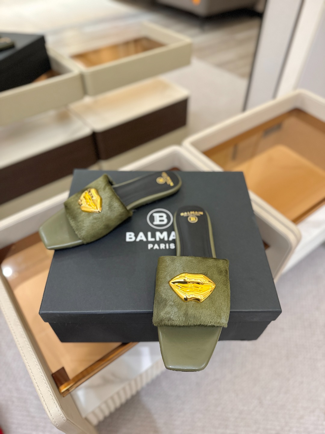 Balmain巴尔曼走秀时装 👄嘴唇时髦平底拖巴尔曼 愈发別致出众 赶紧来一双巴尔曼小美鞋率性的𝘽𝙖𝙡𝙢