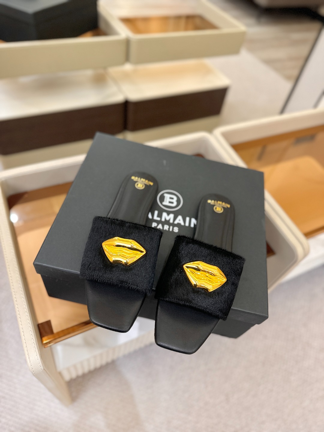 Balmain巴尔曼走秀时装 👄嘴唇时髦平底拖巴尔曼 愈发別致出众 赶紧来一双巴尔曼小美鞋率性的𝘽𝙖𝙡𝙢