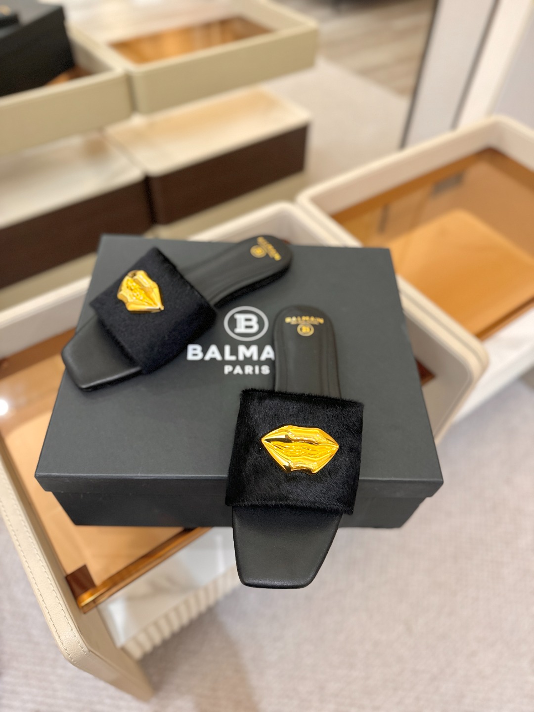 Balmain巴尔曼走秀时装 👄嘴唇时髦平底拖巴尔曼 愈发別致出众 赶紧来一双巴尔曼小美鞋率性的𝘽𝙖𝙡𝙢