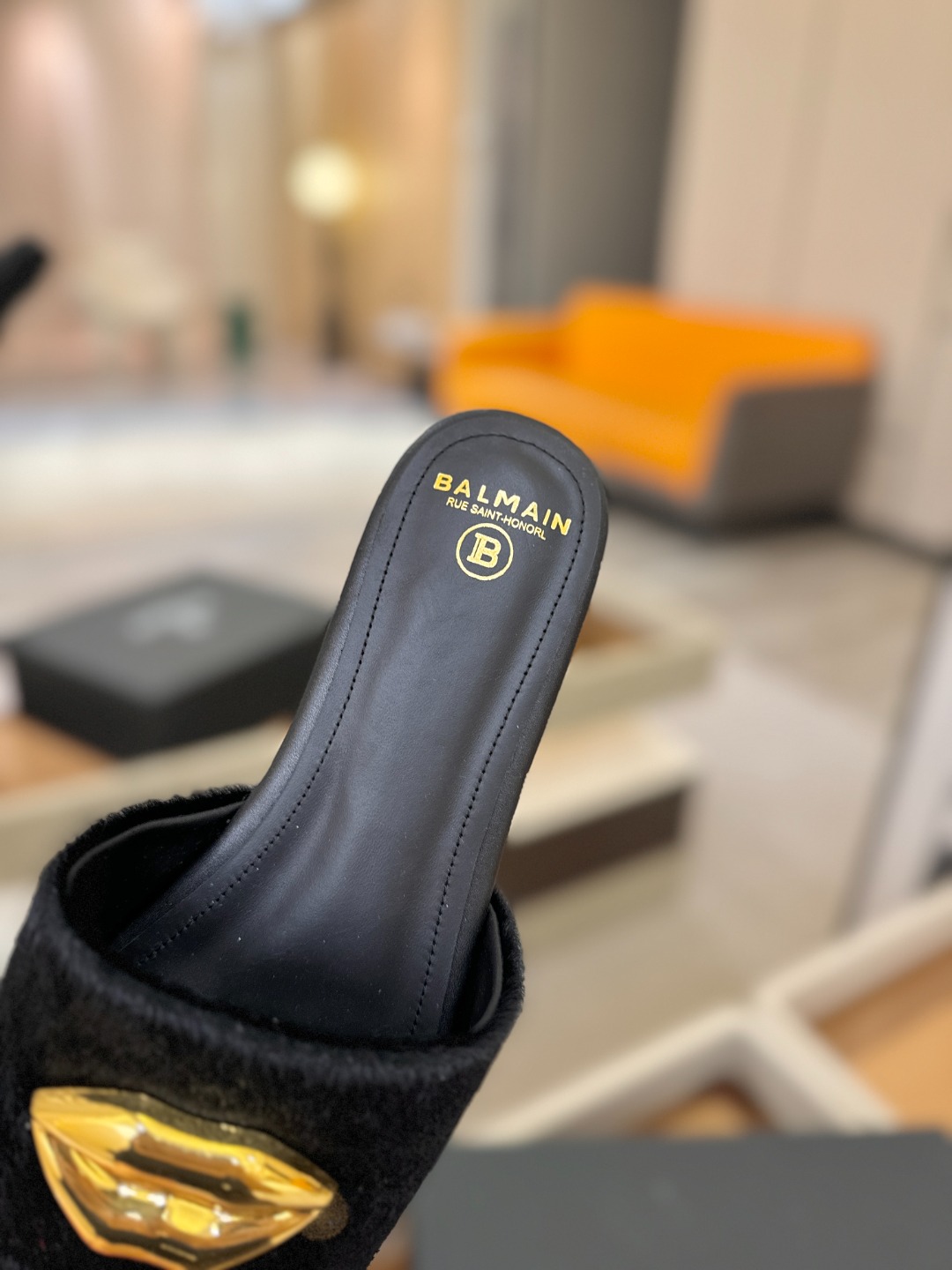 Balmain巴尔曼走秀时装 👄嘴唇时髦平底拖巴尔曼 愈发別致出众 赶紧来一双巴尔曼小美鞋率性的𝘽𝙖𝙡𝙢