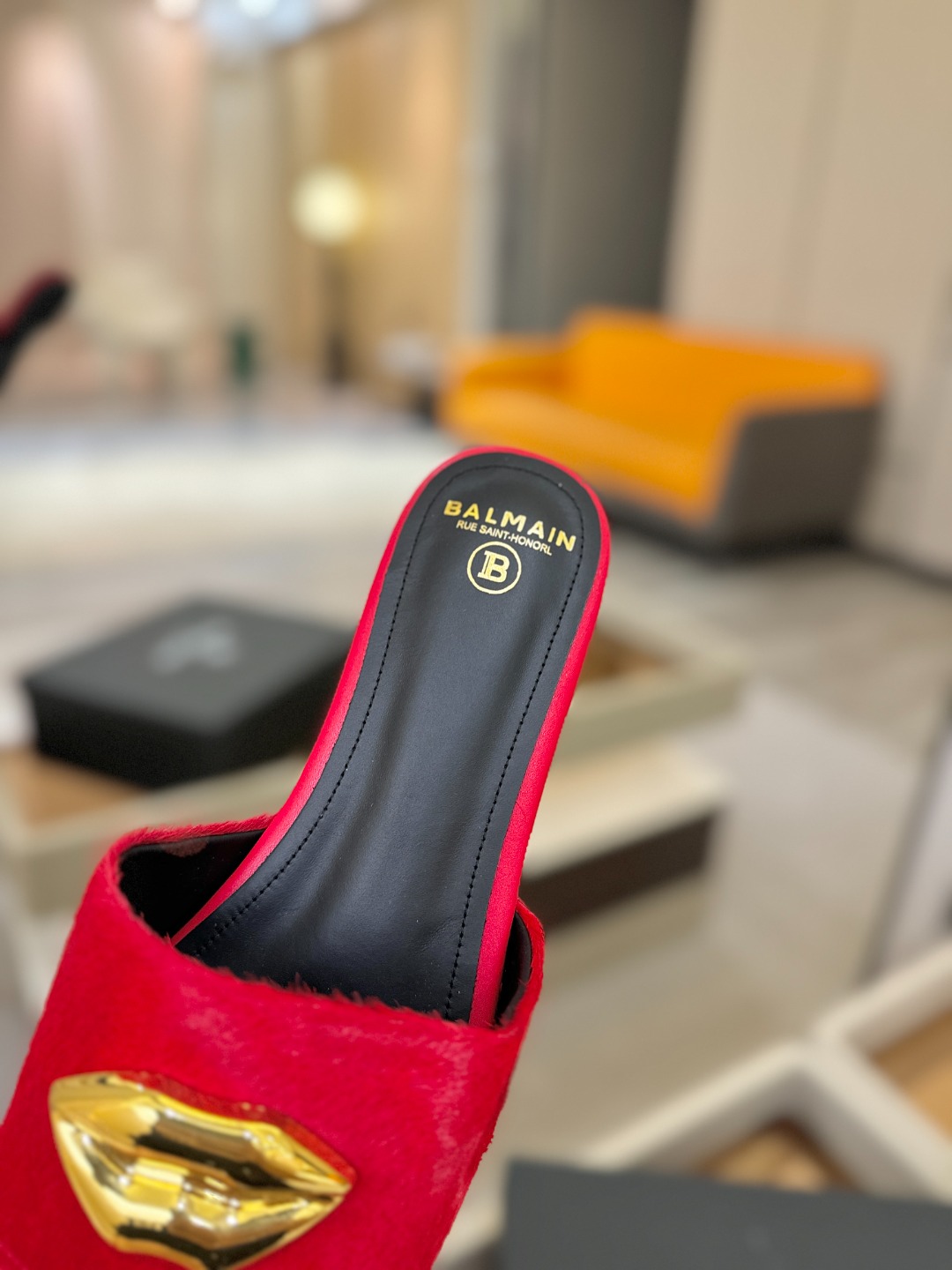 Balmain巴尔曼走秀时装 👄嘴唇时髦平底拖巴尔曼 愈发別致出众 赶紧来一双巴尔曼小美鞋率性的𝘽𝙖𝙡𝙢