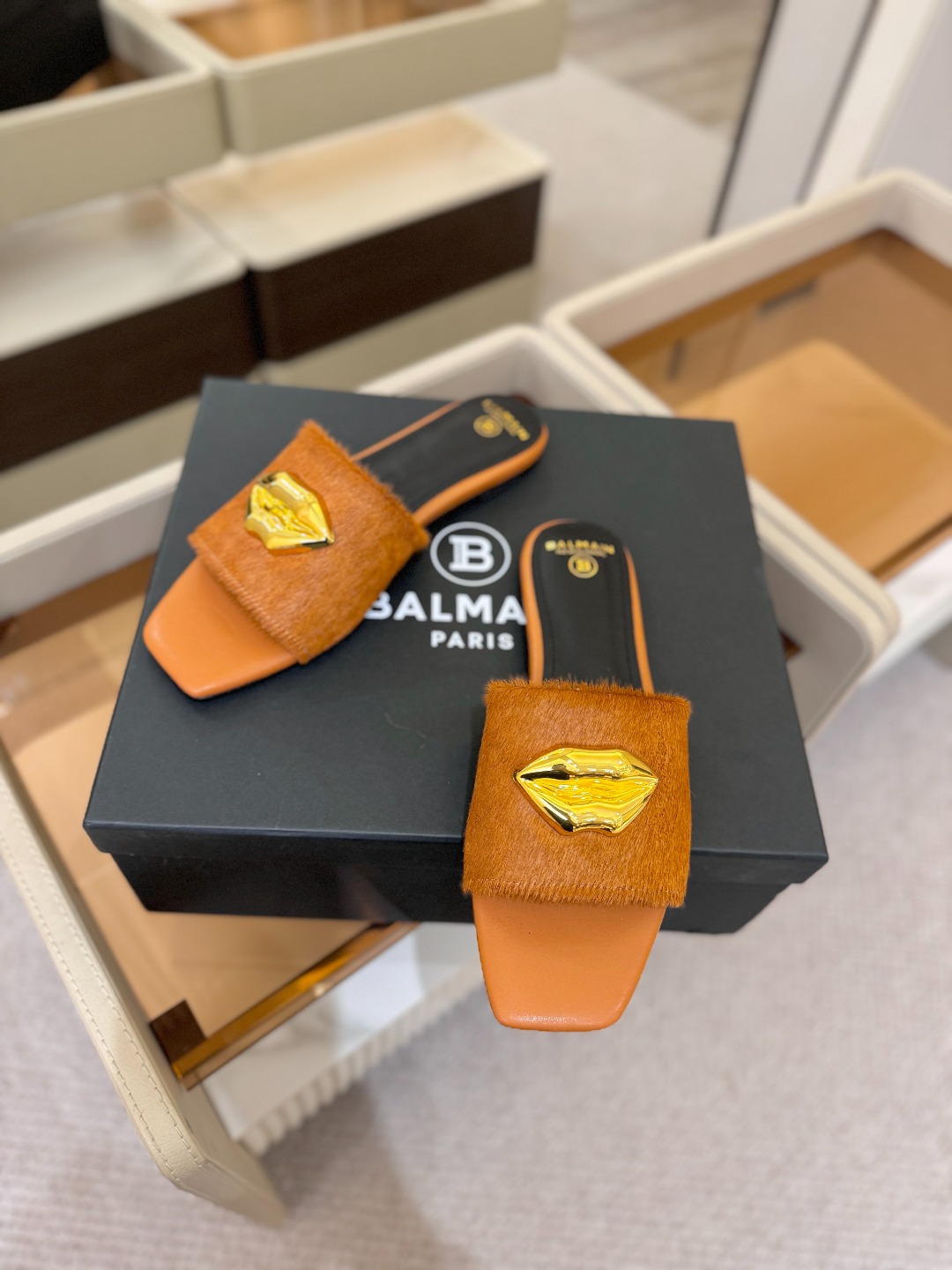 Balmain巴尔曼走秀时装 👄嘴唇时髦平底拖巴尔曼 愈发別致出众 赶紧来一双巴尔曼小美鞋率性的𝘽𝙖𝙡𝙢