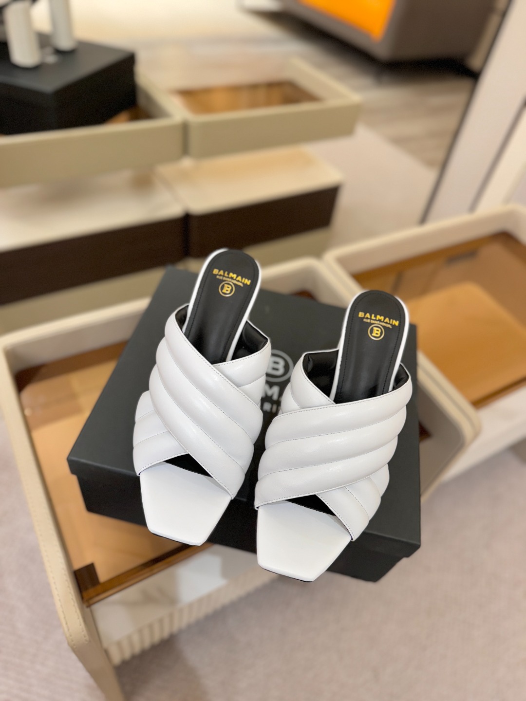 𝘽𝙖𝙡𝙢𝙖𝙞𝙣走秀恨天高水台拖鞋。ʚ😊ɞ  品牌巴尔曼𝘽𝙖𝙡𝙢𝙖𝙞𝙣由法国时装设计师𝙥𝙞𝙚𝙧𝙧𝙚 𝘽𝙖𝙡