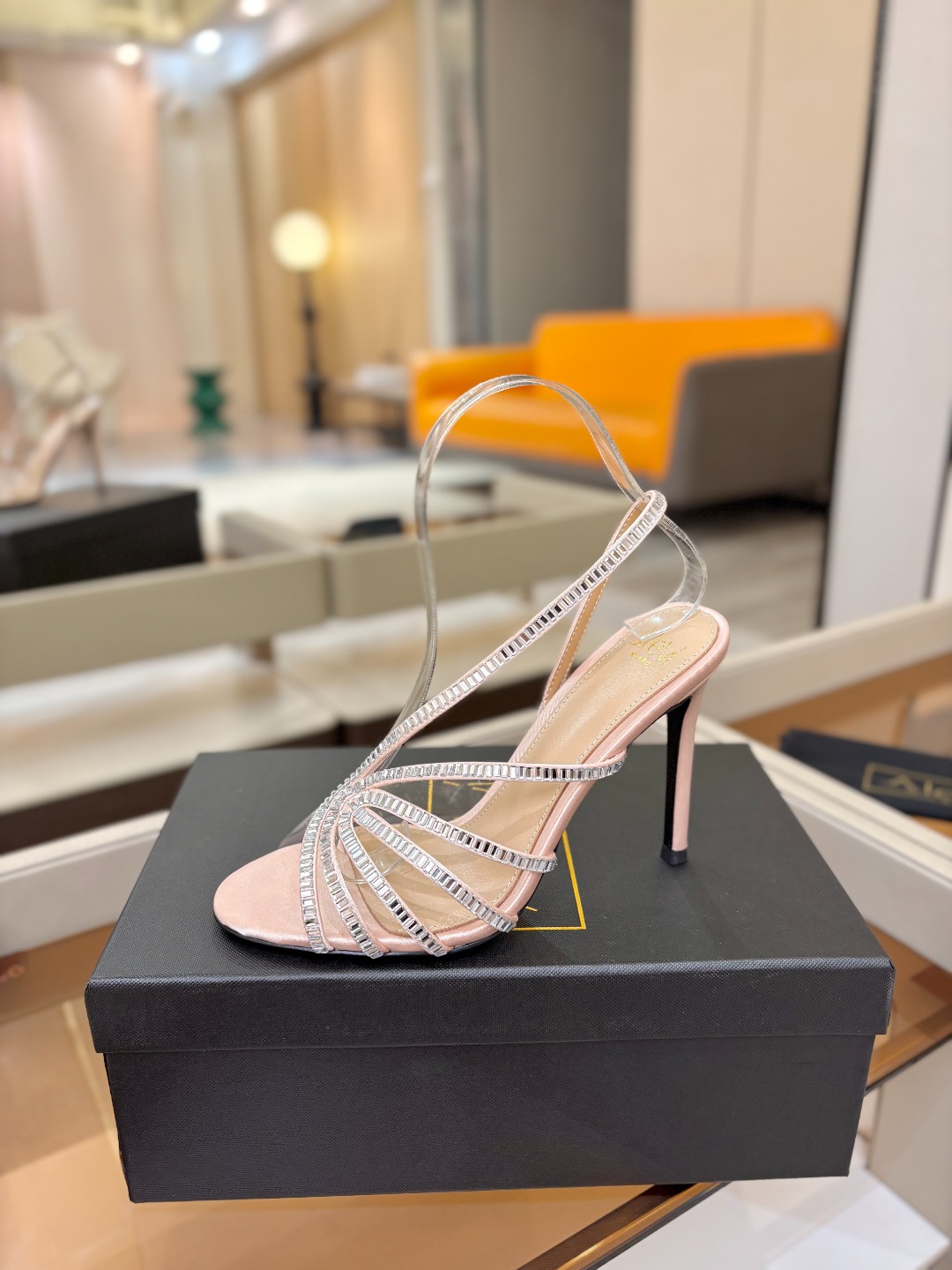 NO:816084,Alevi Milano high-heeled catwalk sandals decorated with sparkling diamonds. A prestigious luxury shoe brand co-created by two Italian women, Valentina Michetti and Perla Alessandri. The 'earth-flavored sandals' have turned over. This time they have become the C position among fashionable designers. They are popular on Instagram and are a must-have for fashion bloggers. Presenting the first wave of 'new design stars', Alevi Milano's designers are inspired by their personal life experiences.  Designed a series of hollow high-heeled shoes represented by strong women. The woven hollow straps are covered with sparkling rectangular rhinestones, which are most suitable for important occasions. ◆Material description ◆Upper imported high-grade silk ◆Mixed sheepskin lining ◆Sheepskin for foot pads ◆Original open-molded genuine leather sole with black edges ◆Heel height. ◆Code number 35-42 (no returns or exchanges for customization)  ◆Packaging Alevi Milano original packaging, high heels sandals, sandals, high heels, sheepskin, real silk19860909阿列维·姆拉诺   Alevi Milano闪钻装饰高跟走秀凉鞋 一个享有盛誉的奢侈鞋品牌 由两位意大利本土女性共同创作 瓦伦蒂娜·米切蒂和佩拉·亚历山德里 翻了身的“土味凉鞋” 这次成了时髦精心中的C位 火遍ins,时尚博主人手必备 呈现第一波“设计新星” Alevi Milano的设计师以个人人生履历为灵感 设计了以坚强女性为代表的镂空高跟鞋系列, 编织的镂空细带上布满了闪耀的长方形水钻, 最适合重要场合穿上它撑场面 ◆材质说明 ◆鞋面进口高级真丝 ◆内里混种羊皮 ◆垫脚羊皮 ◆鞋底原版开模黑边真皮底 ◆跟高. ◆码数35-42（.订做不退换） ◆包装 Alevi Milano原版包装,高跟鞋凉鞋,sandals,high heels,sheepskin,real silk,Women's Shoes