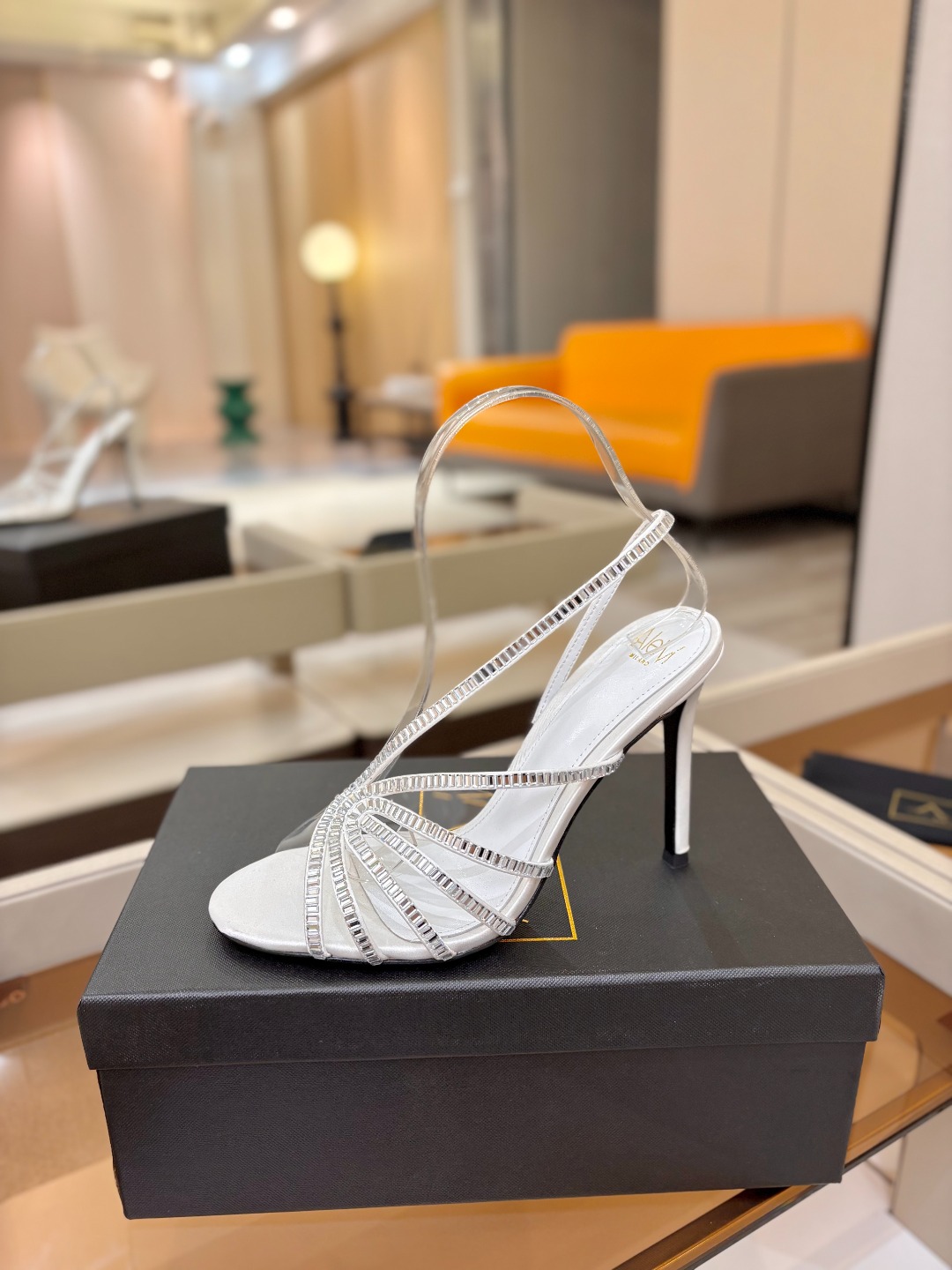 NO:816087,Alevi Milano high-heeled catwalk sandals decorated with sparkling diamonds. A prestigious luxury shoe brand co-created by two Italian women, Valentina Michetti and Perla Alessandri. The 'earth-flavored sandals' have turned over. This time they have become the C position among fashionable designers. They are popular on Instagram and are a must-have for fashion bloggers. Presenting the first wave of 'new design stars', Alevi Milano's designers are inspired by their personal life experiences.  Designed a series of hollow high-heeled shoes represented by strong women. The woven hollow straps are covered with sparkling rectangular rhinestones, which are most suitable for important occasions. ◆Material description ◆Upper imported high-grade silk ◆Mixed sheepskin lining ◆Sheepskin for foot pads ◆Original open-molded genuine leather sole with black edges ◆Heel height. ◆Code number 35-42 (no returns or exchanges for customization)  ◆Packaging Alevi Milano original packaging, high heels sandals, sandals, high heels, sheepskin, real silk19860909阿列维·姆拉诺   Alevi Milano闪钻装饰高跟走秀凉鞋 一个享有盛誉的奢侈鞋品牌 由两位意大利本土女性共同创作 瓦伦蒂娜·米切蒂和佩拉·亚历山德里 翻了身的“土味凉鞋” 这次成了时髦精心中的C位 火遍ins,时尚博主人手必备 呈现第一波“设计新星” Alevi Milano的设计师以个人人生履历为灵感 设计了以坚强女性为代表的镂空高跟鞋系列, 编织的镂空细带上布满了闪耀的长方形水钻, 最适合重要场合穿上它撑场面 ◆材质说明 ◆鞋面进口高级真丝 ◆内里混种羊皮 ◆垫脚羊皮 ◆鞋底原版开模黑边真皮底 ◆跟高. ◆码数35-42（.订做不退换） ◆包装 Alevi Milano原版包装,高跟鞋凉鞋,sandals,high heels,sheepskin,real silk,Women's Shoes
