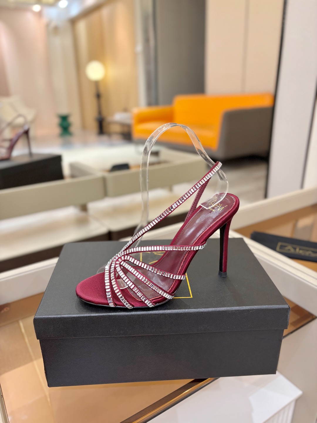 NO:816088,Alevi Milano high-heeled catwalk sandals decorated with sparkling diamonds. A prestigious luxury shoe brand co-created by two Italian women, Valentina Michetti and Perla Alessandri. The 'earth-flavored sandals' have turned over. This time they have become the C position among fashionable designers. They are popular on Instagram and are a must-have for fashion bloggers. Presenting the first wave of 'new design stars', Alevi Milano's designers are inspired by their personal life experiences.  Designed a series of hollow high-heeled shoes represented by strong women. The woven hollow straps are covered with sparkling rectangular rhinestones, which are most suitable for important occasions. ◆Material description ◆Upper imported high-grade silk ◆Mixed sheepskin lining ◆Sheepskin for foot pads ◆Original open-molded genuine leather sole with black edges ◆Heel height. ◆Code number 35-42 (no returns or exchanges for customization)  ◆Packaging Alevi Milano original packaging, high heels sandals, sandals, high heels, sheepskin, real silk19860909阿列维·姆拉诺   Alevi Milano闪钻装饰高跟走秀凉鞋 一个享有盛誉的奢侈鞋品牌 由两位意大利本土女性共同创作 瓦伦蒂娜·米切蒂和佩拉·亚历山德里 翻了身的“土味凉鞋” 这次成了时髦精心中的C位 火遍ins,时尚博主人手必备 呈现第一波“设计新星” Alevi Milano的设计师以个人人生履历为灵感 设计了以坚强女性为代表的镂空高跟鞋系列, 编织的镂空细带上布满了闪耀的长方形水钻, 最适合重要场合穿上它撑场面 ◆材质说明 ◆鞋面进口高级真丝 ◆内里混种羊皮 ◆垫脚羊皮 ◆鞋底原版开模黑边真皮底 ◆跟高. ◆码数35-42（.订做不退换） ◆包装 Alevi Milano原版包装,高跟鞋凉鞋,sandals,high heels,sheepskin,real silk,Women's Shoes