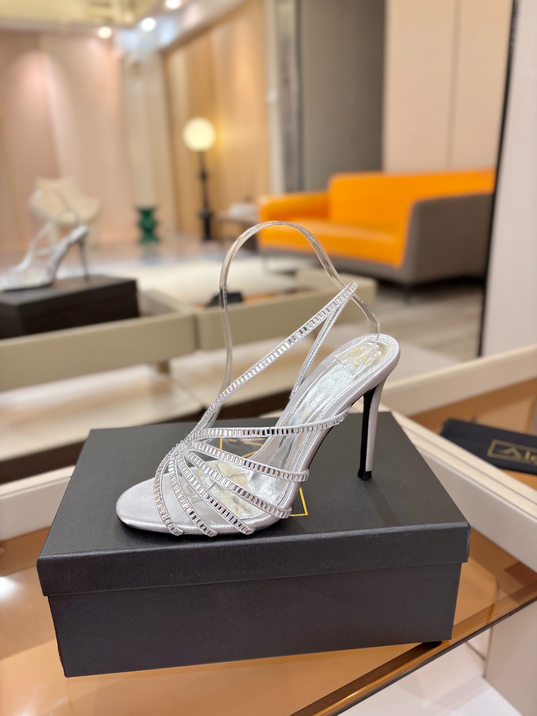 NO:816090,Alevi Milano high-heeled catwalk sandals decorated with sparkling diamonds. A prestigious luxury shoe brand co-created by two Italian women, Valentina Michetti and Perla Alessandri. The 'earth-flavored sandals' have turned over. This time they have become the C position among fashionable designers. They are popular on Instagram and are a must-have for fashion bloggers. Presenting the first wave of 'new design stars', Alevi Milano's designers are inspired by their personal life experiences.  Designed a series of hollow high-heeled shoes represented by strong women. The woven hollow straps are covered with sparkling rectangular rhinestones, which are most suitable for important occasions. ◆Material description ◆Upper imported high-grade silk ◆Mixed sheepskin lining ◆Sheepskin for foot pads ◆Original open-molded genuine leather sole with black edges ◆Heel height. ◆Code number 35-42 (no returns or exchanges for customization)  ◆Packaging Alevi Milano original packaging, high heels sandals, sandals, high heels, sheepskin, real silk19860909阿列维·姆拉诺   Alevi Milano闪钻装饰高跟走秀凉鞋 一个享有盛誉的奢侈鞋品牌 由两位意大利本土女性共同创作 瓦伦蒂娜·米切蒂和佩拉·亚历山德里 翻了身的“土味凉鞋” 这次成了时髦精心中的C位 火遍ins,时尚博主人手必备 呈现第一波“设计新星” Alevi Milano的设计师以个人人生履历为灵感 设计了以坚强女性为代表的镂空高跟鞋系列, 编织的镂空细带上布满了闪耀的长方形水钻, 最适合重要场合穿上它撑场面 ◆材质说明 ◆鞋面进口高级真丝 ◆内里混种羊皮 ◆垫脚羊皮 ◆鞋底原版开模黑边真皮底 ◆跟高. ◆码数35-42（.订做不退换） ◆包装 Alevi Milano原版包装,高跟鞋凉鞋,sandals,high heels,sheepskin,real silk,Women's Shoes