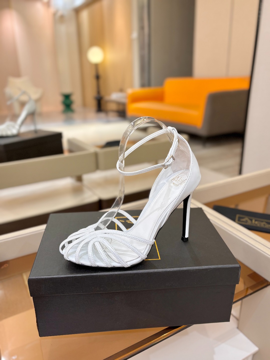 NO:816092,Alevi Milano striped hollow high-heeled catwalk sandals. A prestigious luxury shoe brand co-created by two Italian women, Valentina Michetti and Perla Alessandri. The 'earth-flavored sandals' have turned over. This time they have become the C position among fashion elites. They are popular on Instagram and are a must-have for fashion bloggers. Presenting the first wave of 'design stars', Alevi Milano's designers are inspired by their personal life experiences.  Designed with striped hollow high-heeled sandals represented by strong women, they are most suitable for important occasions. ◆Material description ◆Imported patent leather for uppers ◆Mixed sheepskin for lining ◆Sheepskin for foot pads ◆Original molded black-edged genuine leather sole for soles ◆Heel height. ◆Size - (...custom-made, non-refundable) ◆Packaging Alevi Milano original packaging, high-heeled sandals, sandals, high  heels, sheepskin19860909阿列维·姆拉诺    条带中空高跟走秀凉鞋 一个享有盛誉的奢侈鞋品牌 由两位意大利本土女性共同创作 瓦伦蒂娜·米切蒂和佩拉·亚历山德里 翻了身的“土味凉鞋” 这次成了时髦精心中的C位 火遍ins,时尚博主人手必备 呈现第一波“设计新星” Alevi Milano的设计师以个人人生履历为灵感 设计了以坚强女性为代表的条带中空高跟凉鞋, 最适合重要场合穿上它撑场面 ◆材质说明 ◆鞋面进口漆皮 ◆内里混种羊皮 ◆垫脚羊皮 ◆鞋底原版开模黑边真皮底 ◆跟高. ◆码数-（...订做不退换） ◆包装 Alevi Milano原版包装,高跟鞋凉鞋,sandals,high heels,sheepskin,Women's Shoes