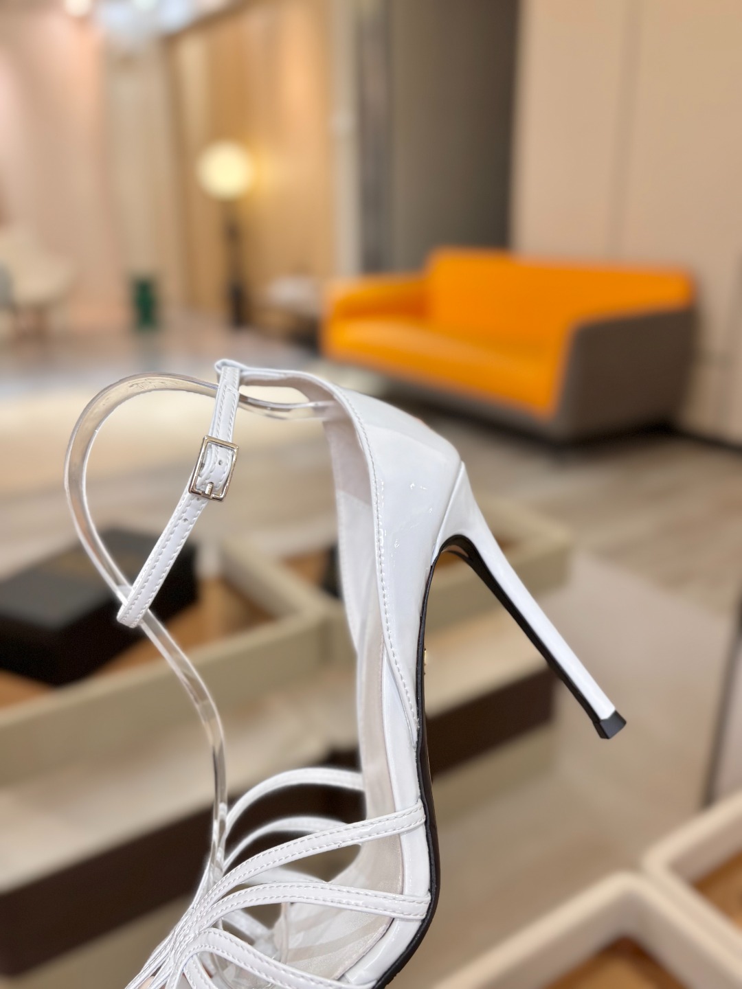 阿列维·姆拉诺            𝘼𝙡𝙚𝙫𝙞 𝙈𝙡𝙖𝙣𝙤 条带中空高跟走秀凉鞋 一个享有盛誉的奢侈鞋