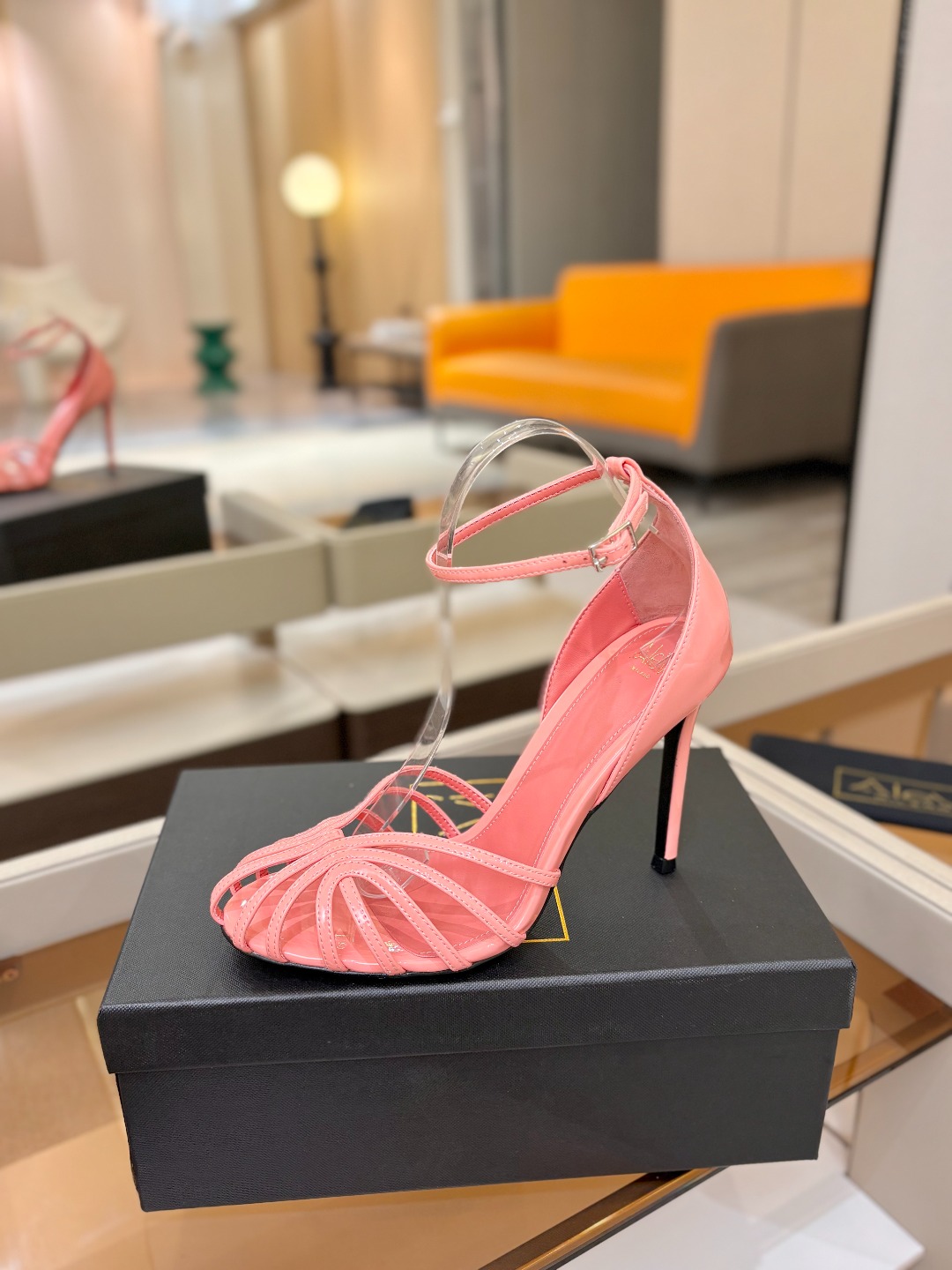 NO:816094,Alevi Milano striped hollow high-heeled catwalk sandals. A prestigious luxury shoe brand co-created by two Italian women, Valentina Michetti and Perla Alessandri. The 'earth-flavored sandals' have turned over. This time they have become the C position among fashion elites. They are popular on Instagram and are a must-have for fashion bloggers. Presenting the first wave of 'design stars', Alevi Milano's designers are inspired by their personal life experiences.  Designed with striped hollow high-heeled sandals represented by strong women, they are most suitable for important occasions. ◆Material description ◆Imported patent leather for uppers ◆Mixed sheepskin for lining ◆Sheepskin for foot pads ◆Original molded black-edged genuine leather sole for soles ◆Heel height. ◆Size - (...custom-made, non-refundable) ◆Packaging Alevi Milano original packaging, high-heeled sandals, sandals, high  heels, sheepskin19860909阿列维·姆拉诺    条带中空高跟走秀凉鞋 一个享有盛誉的奢侈鞋品牌 由两位意大利本土女性共同创作 瓦伦蒂娜·米切蒂和佩拉·亚历山德里 翻了身的“土味凉鞋” 这次成了时髦精心中的C位 火遍ins,时尚博主人手必备 呈现第一波“设计新星” Alevi Milano的设计师以个人人生履历为灵感 设计了以坚强女性为代表的条带中空高跟凉鞋, 最适合重要场合穿上它撑场面 ◆材质说明 ◆鞋面进口漆皮 ◆内里混种羊皮 ◆垫脚羊皮 ◆鞋底原版开模黑边真皮底 ◆跟高. ◆码数-（...订做不退换） ◆包装 Alevi Milano原版包装,高跟鞋凉鞋,sandals,high heels,sheepskin,Women's Shoes