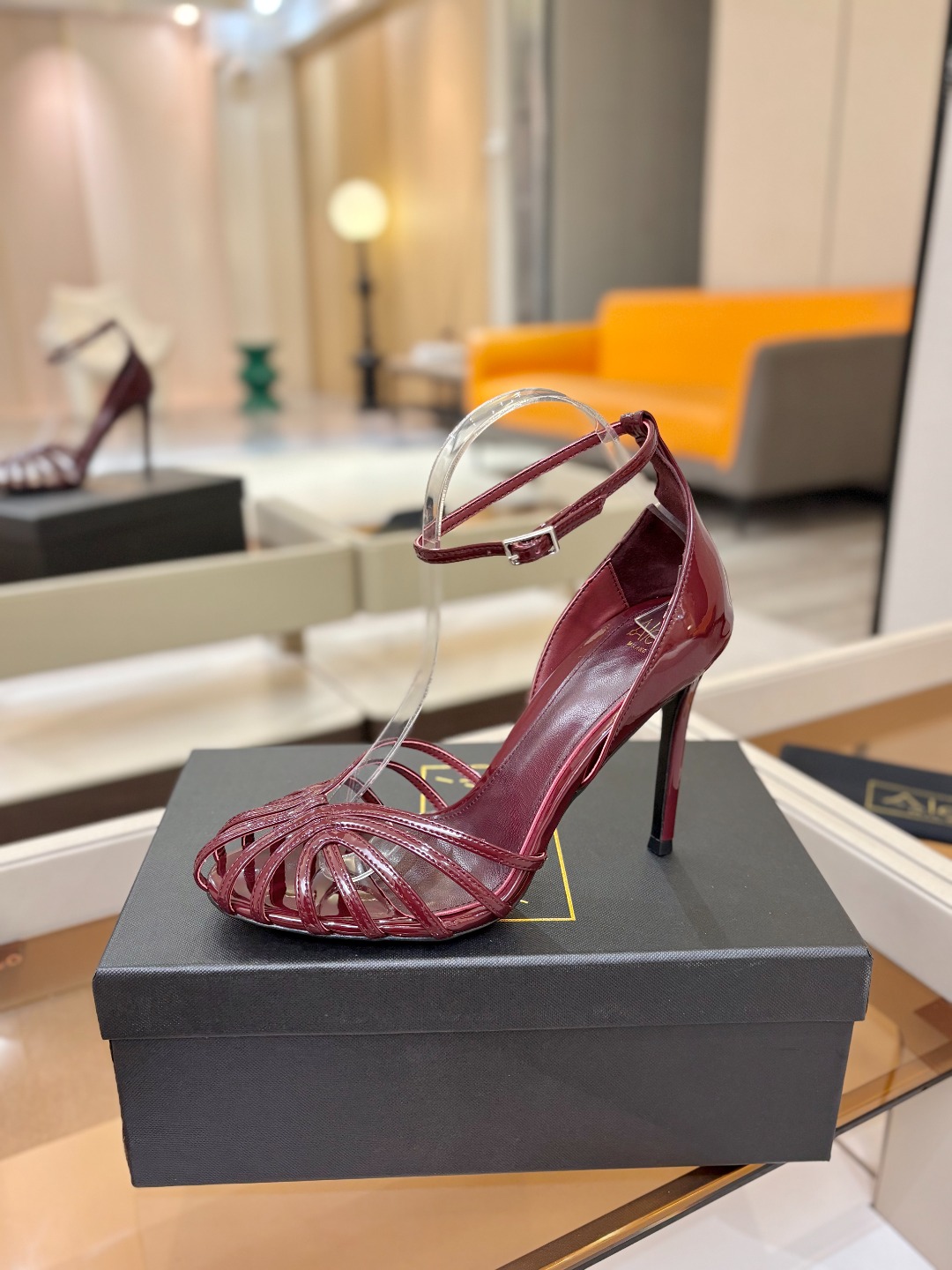 NO:816096,Alevi Milano striped hollow high-heeled catwalk sandals. A prestigious luxury shoe brand co-created by two Italian women, Valentina Michetti and Perla Alessandri. The 'earth-flavored sandals' have turned over. This time they have become the C position among fashion elites. They are popular on Instagram and are a must-have for fashion bloggers. Presenting the first wave of 'design stars', Alevi Milano's designers are inspired by their personal life experiences.  Designed with striped hollow high-heeled sandals represented by strong women, they are most suitable for important occasions. ◆Material description ◆Imported patent leather for uppers ◆Mixed sheepskin for lining ◆Sheepskin for foot pads ◆Original molded black-edged genuine leather sole for soles ◆Heel height. ◆Size - (...custom-made, non-refundable) ◆Packaging Alevi Milano original packaging, high-heeled sandals, sandals, high  heels, sheepskin19860909阿列维·姆拉诺    条带中空高跟走秀凉鞋 一个享有盛誉的奢侈鞋品牌 由两位意大利本土女性共同创作 瓦伦蒂娜·米切蒂和佩拉·亚历山德里 翻了身的“土味凉鞋” 这次成了时髦精心中的C位 火遍ins,时尚博主人手必备 呈现第一波“设计新星” Alevi Milano的设计师以个人人生履历为灵感 设计了以坚强女性为代表的条带中空高跟凉鞋, 最适合重要场合穿上它撑场面 ◆材质说明 ◆鞋面进口漆皮 ◆内里混种羊皮 ◆垫脚羊皮 ◆鞋底原版开模黑边真皮底 ◆跟高. ◆码数-（...订做不退换） ◆包装 Alevi Milano原版包装,高跟鞋凉鞋,sandals,high heels,sheepskin,Women's Shoes