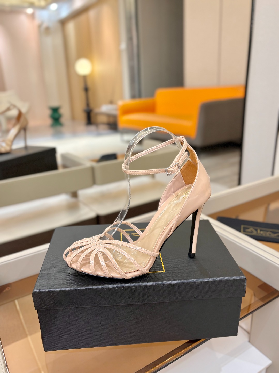 NO:816098,Alevi Milano striped hollow high-heeled catwalk sandals. A prestigious luxury shoe brand co-created by two Italian women, Valentina Michetti and Perla Alessandri. The 'earth-flavored sandals' have turned over. This time they have become the C position among fashion elites. They are popular on Instagram and are a must-have for fashion bloggers. Presenting the first wave of 'design stars', Alevi Milano's designers are inspired by their personal life experiences.  Designed with striped hollow high-heeled sandals represented by strong women, they are most suitable for important occasions. ◆Material description ◆Imported patent leather for uppers ◆Mixed sheepskin for lining ◆Sheepskin for foot pads ◆Original molded black-edged genuine leather sole for soles ◆Heel height. ◆Size - (...custom-made, non-refundable) ◆Packaging Alevi Milano original packaging, high-heeled sandals, sandals, high  heels, sheepskin19860909阿列维·姆拉诺    条带中空高跟走秀凉鞋 一个享有盛誉的奢侈鞋品牌 由两位意大利本土女性共同创作 瓦伦蒂娜·米切蒂和佩拉·亚历山德里 翻了身的“土味凉鞋” 这次成了时髦精心中的C位 火遍ins,时尚博主人手必备 呈现第一波“设计新星” Alevi Milano的设计师以个人人生履历为灵感 设计了以坚强女性为代表的条带中空高跟凉鞋, 最适合重要场合穿上它撑场面 ◆材质说明 ◆鞋面进口漆皮 ◆内里混种羊皮 ◆垫脚羊皮 ◆鞋底原版开模黑边真皮底 ◆跟高. ◆码数-（...订做不退换） ◆包装 Alevi Milano原版包装,高跟鞋凉鞋,sandals,high heels,sheepskin,Women's Shoes