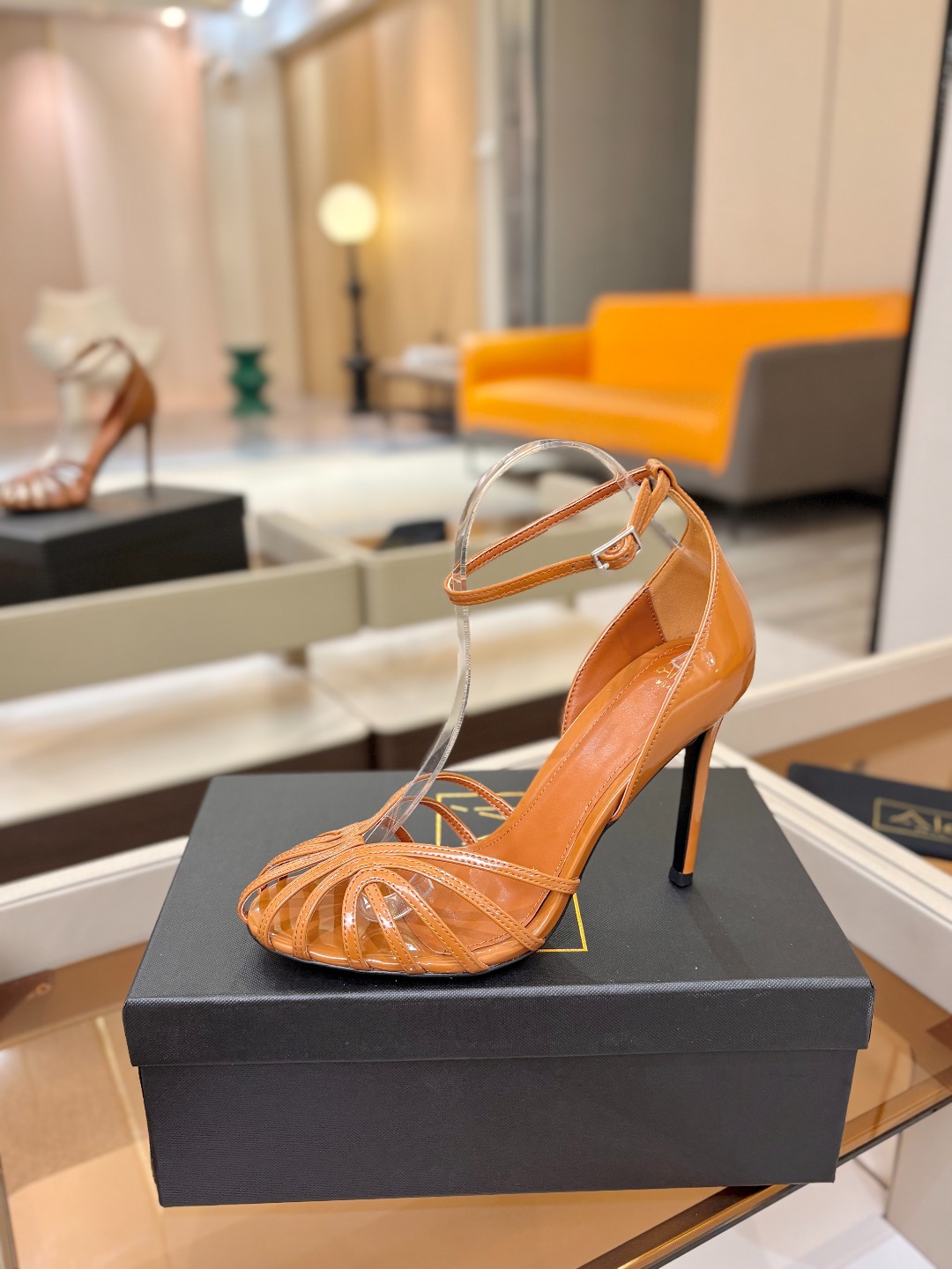 NO:816100,Alevi Milano striped hollow high-heeled catwalk sandals. A prestigious luxury shoe brand co-created by two Italian women, Valentina Michetti and Perla Alessandri. The 'earth-flavored sandals' have turned over. This time they have become the C position among fashion elites. They are popular on Instagram and are a must-have for fashion bloggers. Presenting the first wave of 'design stars', Alevi Milano's designers are inspired by their personal life experiences.  Designed with striped hollow high-heeled sandals represented by strong women, they are most suitable for important occasions. ◆Material description ◆Imported patent leather for uppers ◆Mixed sheepskin for lining ◆Sheepskin for foot pads ◆Original molded black-edged genuine leather sole for soles ◆Heel height. ◆Size - (...custom-made, non-refundable) ◆Packaging Alevi Milano original packaging, high-heeled sandals, sandals, high  heels, sheepskin19860909阿列维·姆拉诺    条带中空高跟走秀凉鞋 一个享有盛誉的奢侈鞋品牌 由两位意大利本土女性共同创作 瓦伦蒂娜·米切蒂和佩拉·亚历山德里 翻了身的“土味凉鞋” 这次成了时髦精心中的C位 火遍ins,时尚博主人手必备 呈现第一波“设计新星” Alevi Milano的设计师以个人人生履历为灵感 设计了以坚强女性为代表的条带中空高跟凉鞋, 最适合重要场合穿上它撑场面 ◆材质说明 ◆鞋面进口漆皮 ◆内里混种羊皮 ◆垫脚羊皮 ◆鞋底原版开模黑边真皮底 ◆跟高. ◆码数-（...订做不退换） ◆包装 Alevi Milano原版包装,高跟鞋凉鞋,sandals,high heels,sheepskin,Women's Shoes