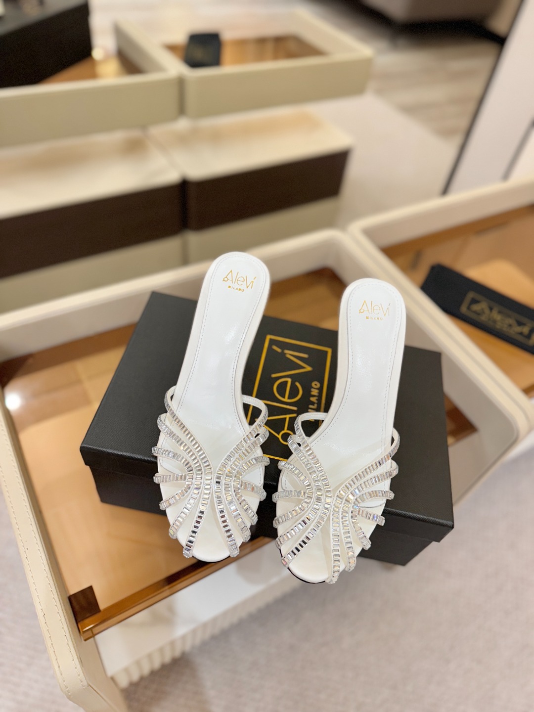 阿列维·姆拉诺           𝘼𝙡𝙚𝙫𝙞 𝙈𝙡𝙖𝙣𝙤     高跟走秀半拖 一个享有盛誉的奢侈鞋品