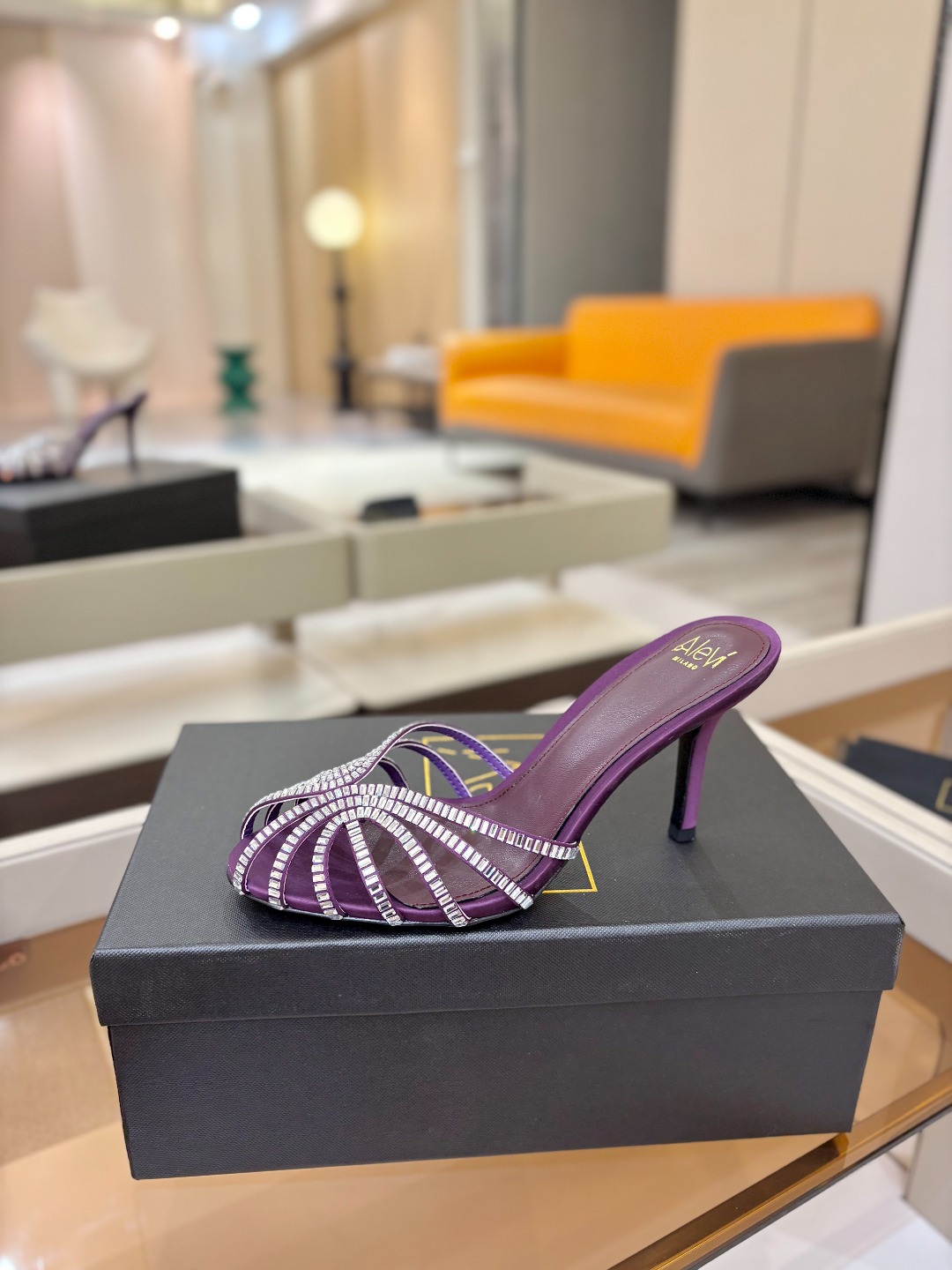 NO:816075,Alevi Milano high-heeled catwalk half-drags. A prestigious luxury shoe brand co-created by two Italian women, Valentina Michetti and Perla Alessandri. The 'earth-flavored sandals' have turned over. This time they have become the C position among fashion designers. They are popular on Instagram and are a must-have for fashion bloggers. Presenting the first wave of 'new design stars', the designer of Alevi Milano used his personal life resume as inspiration to design a series of one-strap high heels represented by strong women.  The shiny rectangular rhinestones on the heel fabric are perfect for important occasions. ◆Material description ◆Hot rhinestones on the upper ◆Mixed sheepskin lining ◆Sheepskin for foot pads ◆Original open-molded genuine leather sole with black edges ◆Heel height 8.5 ◆Number of sizes - (...custom-made, non-returnable) ◆Packaging Alevi Milano original packaging, high-heeled shoes and slippers, sandals, high  heels,slippers,sheepskin19860909阿列维·姆拉诺    高跟走秀半拖 一个享有盛誉的奢侈鞋品牌 由两位意大利本土女性共同创作 瓦伦蒂娜·米切蒂和佩拉·亚历山德里 翻了身的“土味凉鞋” 这次成了时髦精心中的C位 火遍ins,时尚博主人手必备 呈现第一波“设计新星” Alevi Milano的设计师以个人人生履历为灵感 设计了以坚强女性为代表的一字带高跟鞋系列, 鞋跟布上闪耀的长方形水钻, 最适合重要场合穿上它撑场面 ◆材质说明 ◆鞋面烫钻 ◆内里混种羊皮 ◆垫脚羊皮 ◆鞋底原版开模黑边真皮底 ◆跟高8.5 ◆码数-（...订做不退换） ◆包装 Alevi Milano原版包装,高跟鞋拖鞋,sandals,high heels,slippers,sheepskin,Women's Shoes