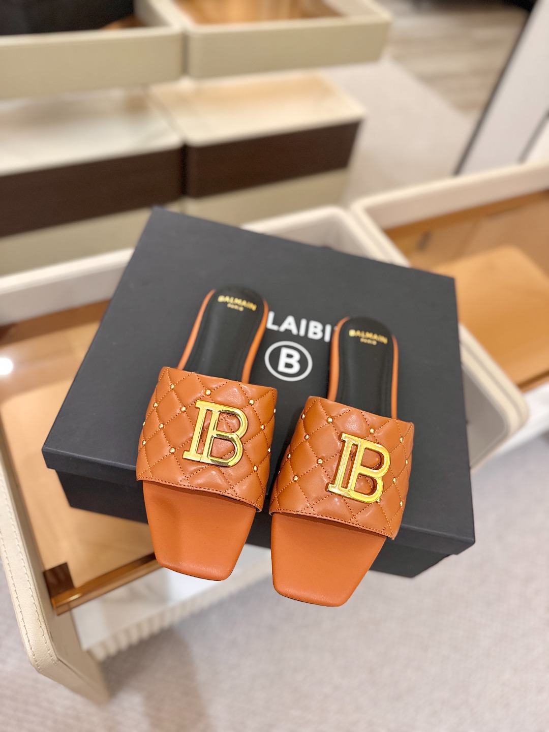 Balmain 巴尔曼 走秀时装平底拖鞋———————————𝘽𝙖𝙡𝙢𝙖𝙞𝙣巴尔曼 愈发別致出众 赶紧来