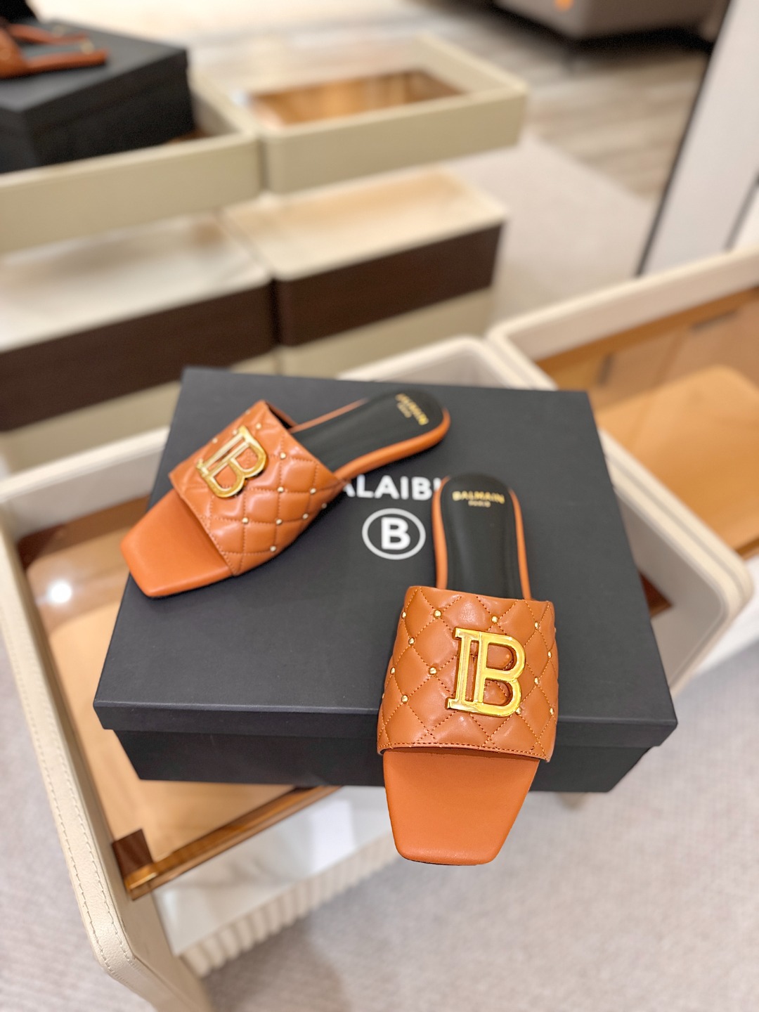 Balmain 巴尔曼 走秀时装平底拖鞋———————————𝘽𝙖𝙡𝙢𝙖𝙞𝙣巴尔曼 愈发別致出众 赶紧来
