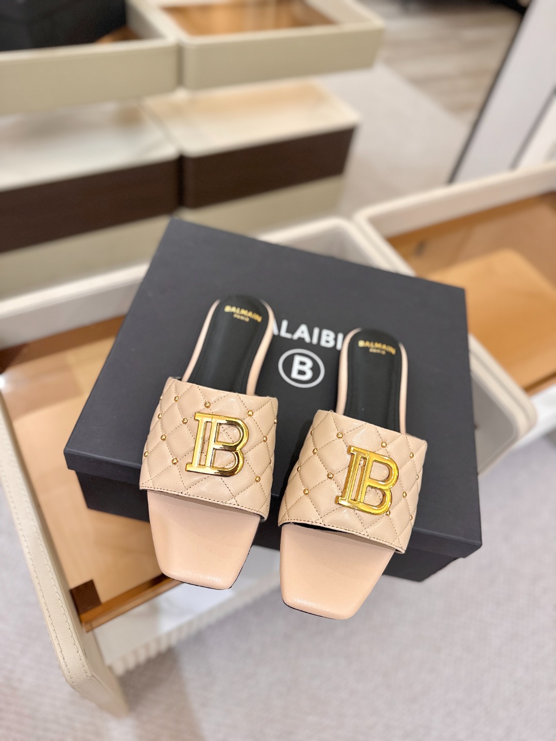 Balmain 巴尔曼 走秀时装平底拖鞋———————————𝘽𝙖𝙡𝙢𝙖𝙞𝙣巴尔曼 愈发別致出众 赶紧来
