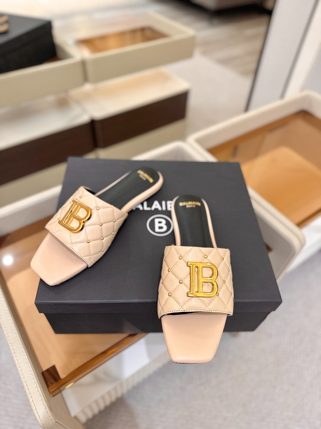 Balmain 巴尔曼 走秀时装平底拖鞋———————————𝘽𝙖𝙡𝙢𝙖𝙞𝙣巴尔曼 愈发別致出众 赶紧来