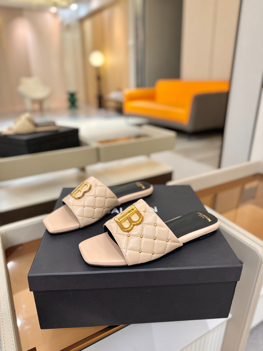Balmain 巴尔曼 走秀时装平底拖鞋———————————𝘽𝙖𝙡𝙢𝙖𝙞𝙣巴尔曼 愈发別致出众 赶紧来