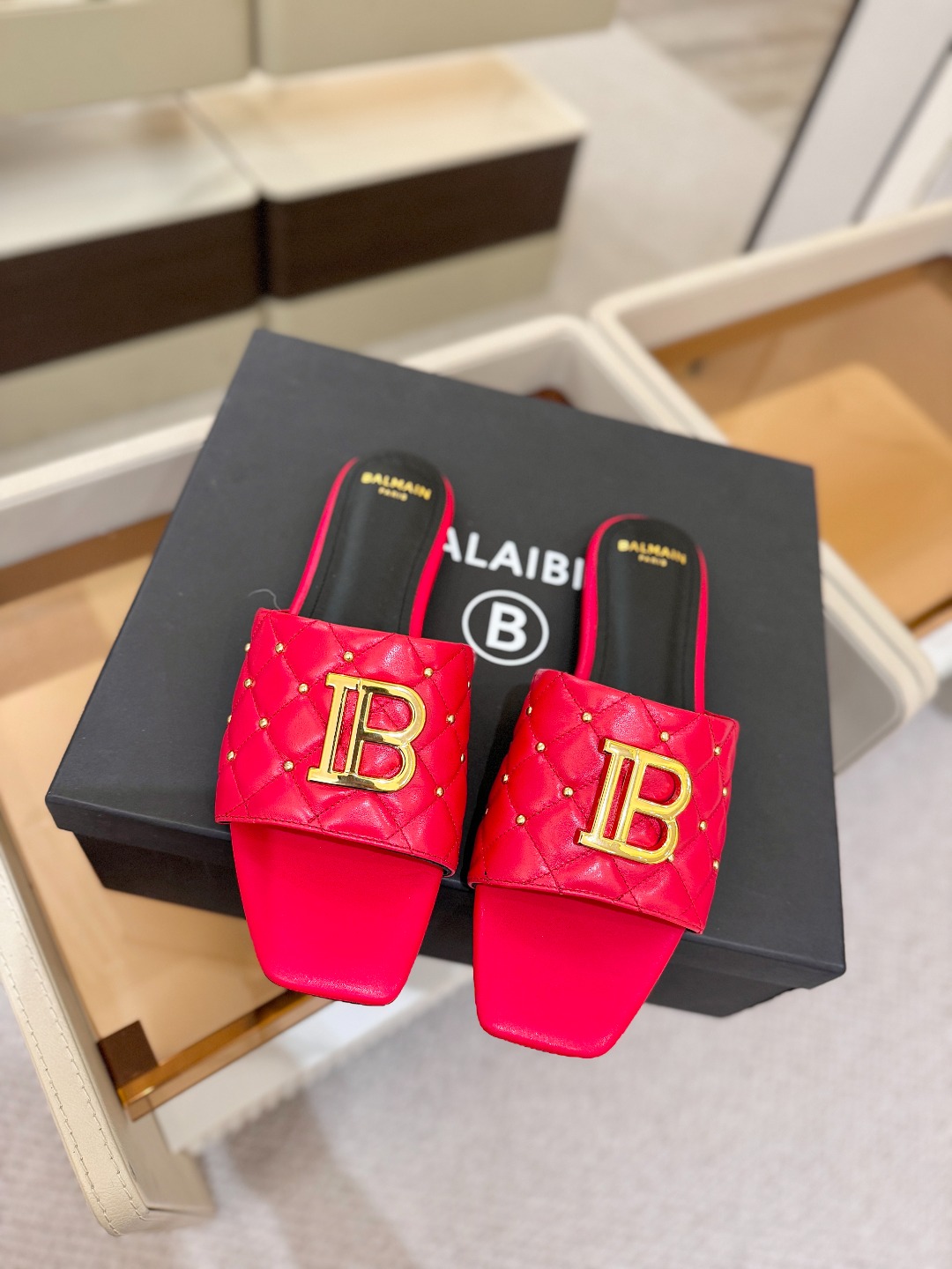 Balmain 巴尔曼 走秀时装平底拖鞋———————————𝘽𝙖𝙡𝙢𝙖𝙞𝙣巴尔曼 愈发別致出众 赶紧来