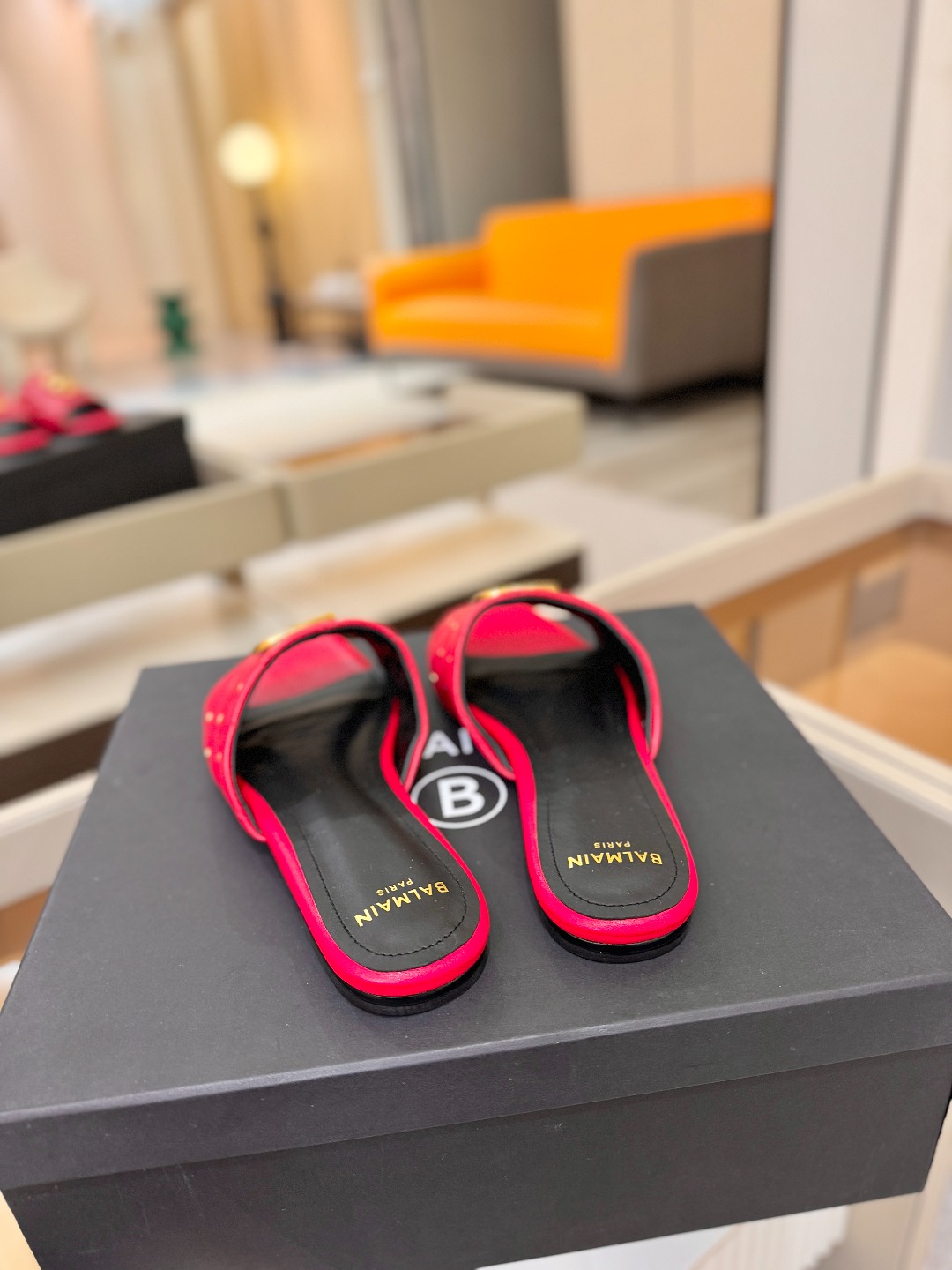 Balmain 巴尔曼 走秀时装平底拖鞋———————————𝘽𝙖𝙡𝙢𝙖𝙞𝙣巴尔曼 愈发別致出众 赶紧来