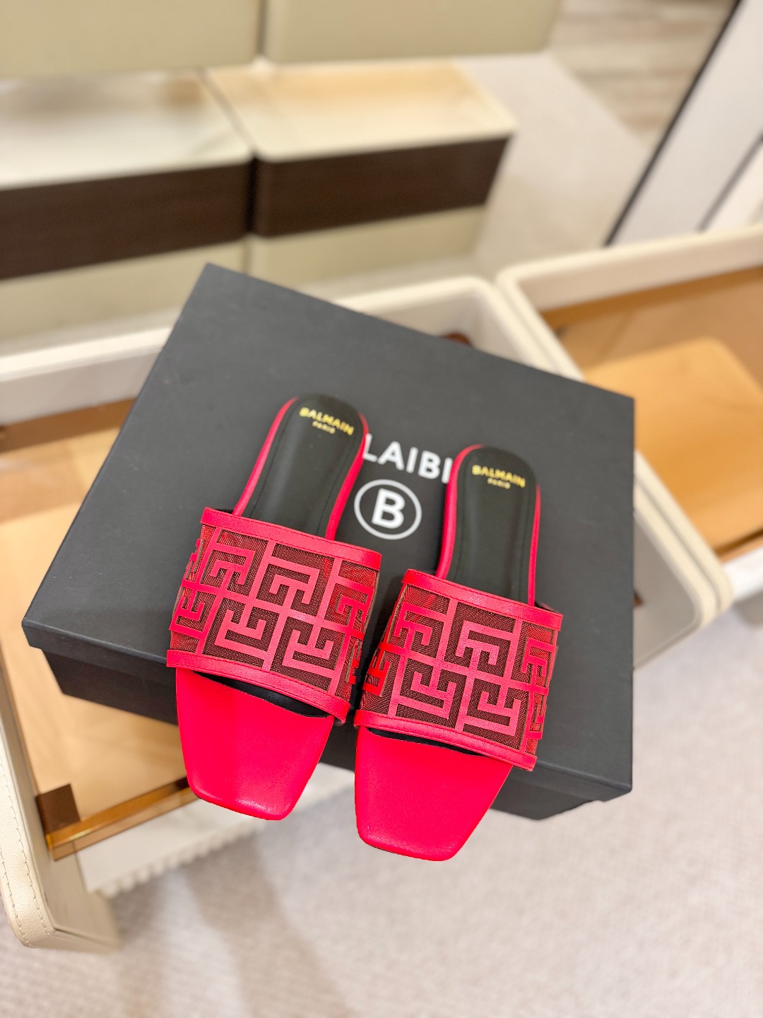Balmain 巴尔曼 走秀时装平底拖鞋———————————𝘽𝙖𝙡𝙢𝙖𝙞𝙣巴尔曼 愈发別致出众 赶紧来