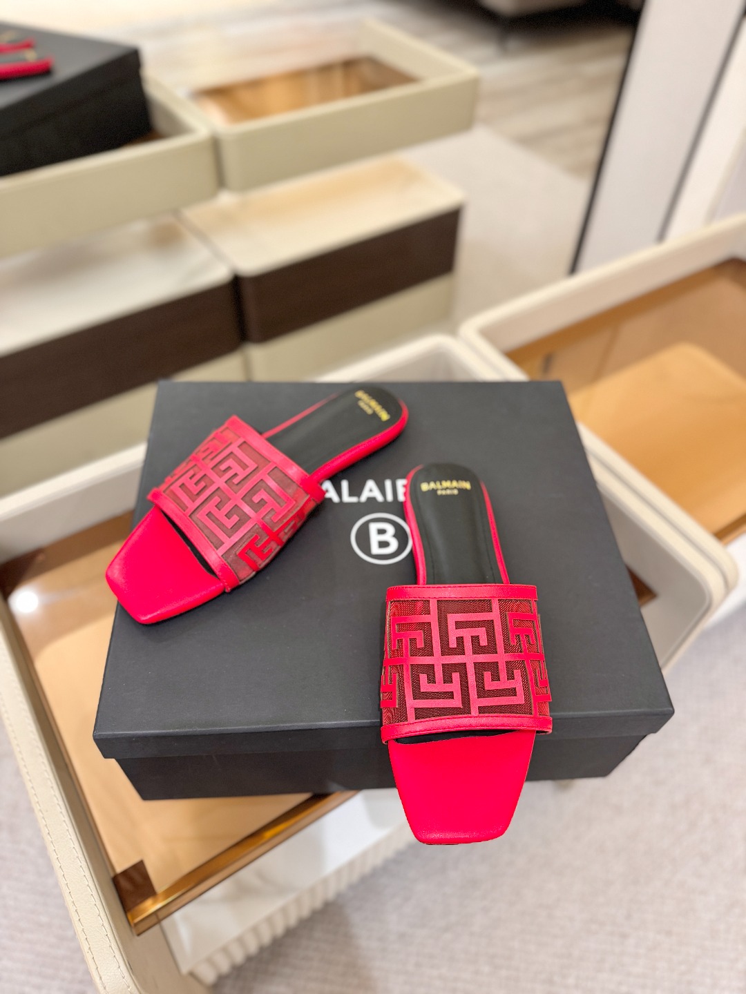 Balmain 巴尔曼 走秀时装平底拖鞋———————————𝘽𝙖𝙡𝙢𝙖𝙞𝙣巴尔曼 愈发別致出众 赶紧来