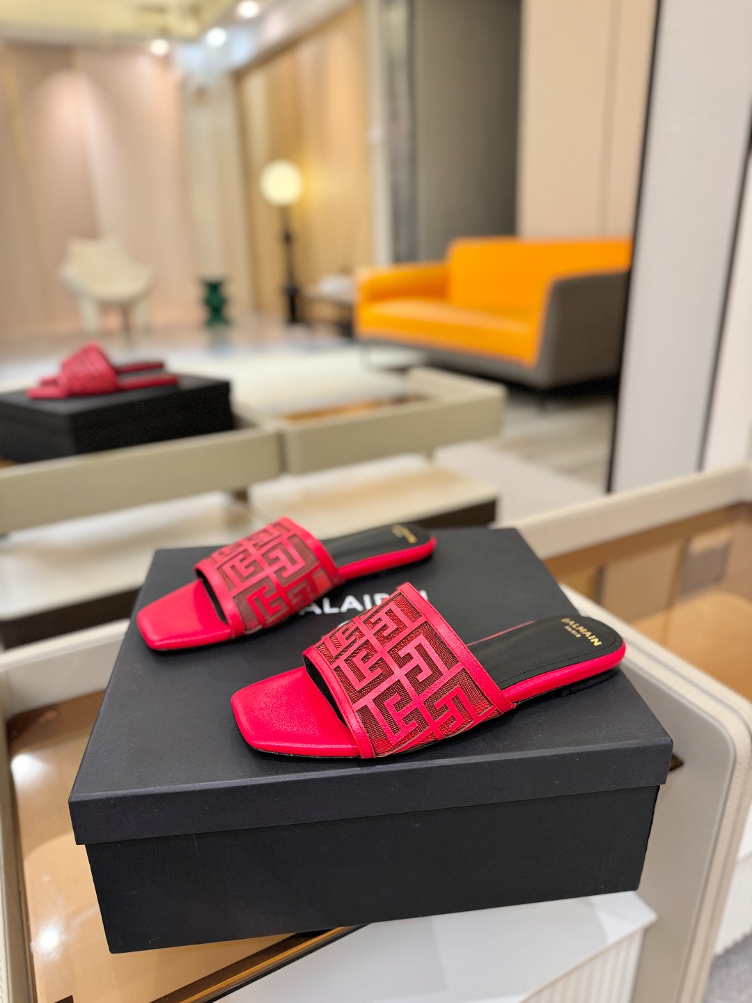 Balmain 巴尔曼 走秀时装平底拖鞋———————————𝘽𝙖𝙡𝙢𝙖𝙞𝙣巴尔曼 愈发別致出众 赶紧来