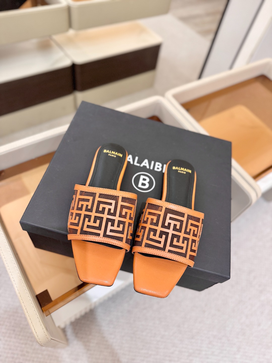 Balmain 巴尔曼 走秀时装平底拖鞋———————————𝘽𝙖𝙡𝙢𝙖𝙞𝙣巴尔曼 愈发別致出众 赶紧来