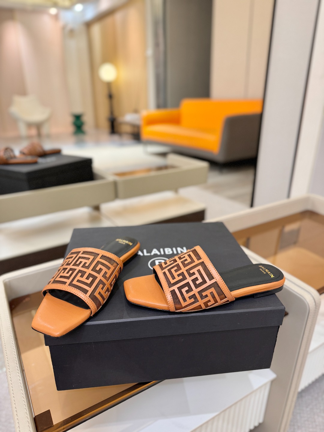 Balmain 巴尔曼 走秀时装平底拖鞋———————————𝘽𝙖𝙡𝙢𝙖𝙞𝙣巴尔曼 愈发別致出众 赶紧来