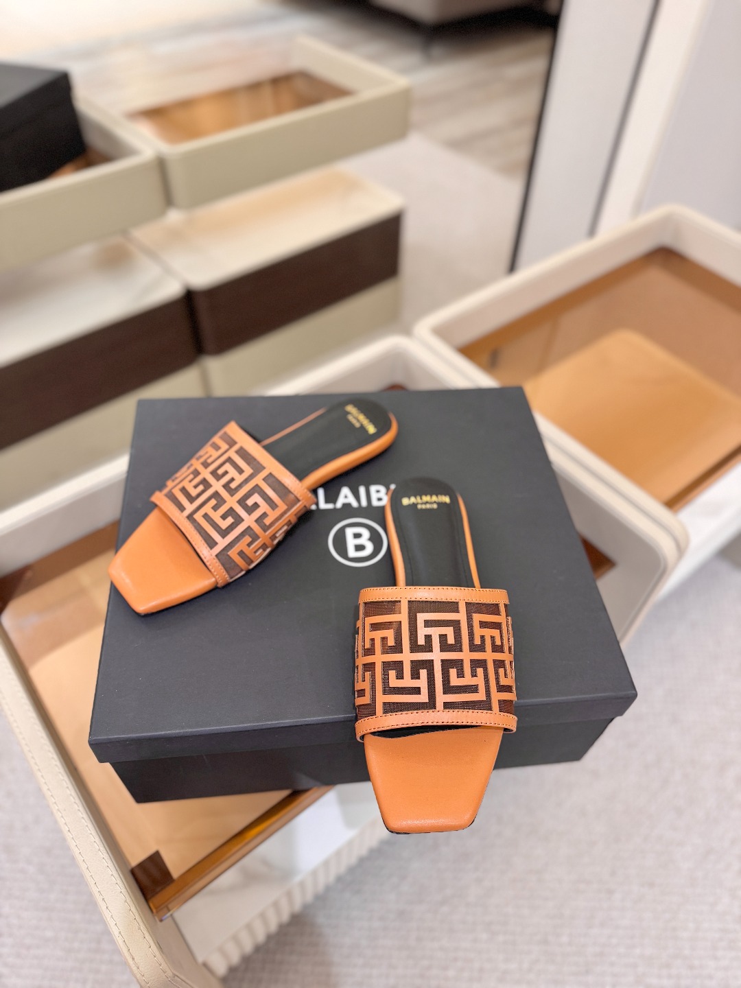 Balmain 巴尔曼 走秀时装平底拖鞋———————————𝘽𝙖𝙡𝙢𝙖𝙞𝙣巴尔曼 愈发別致出众 赶紧来