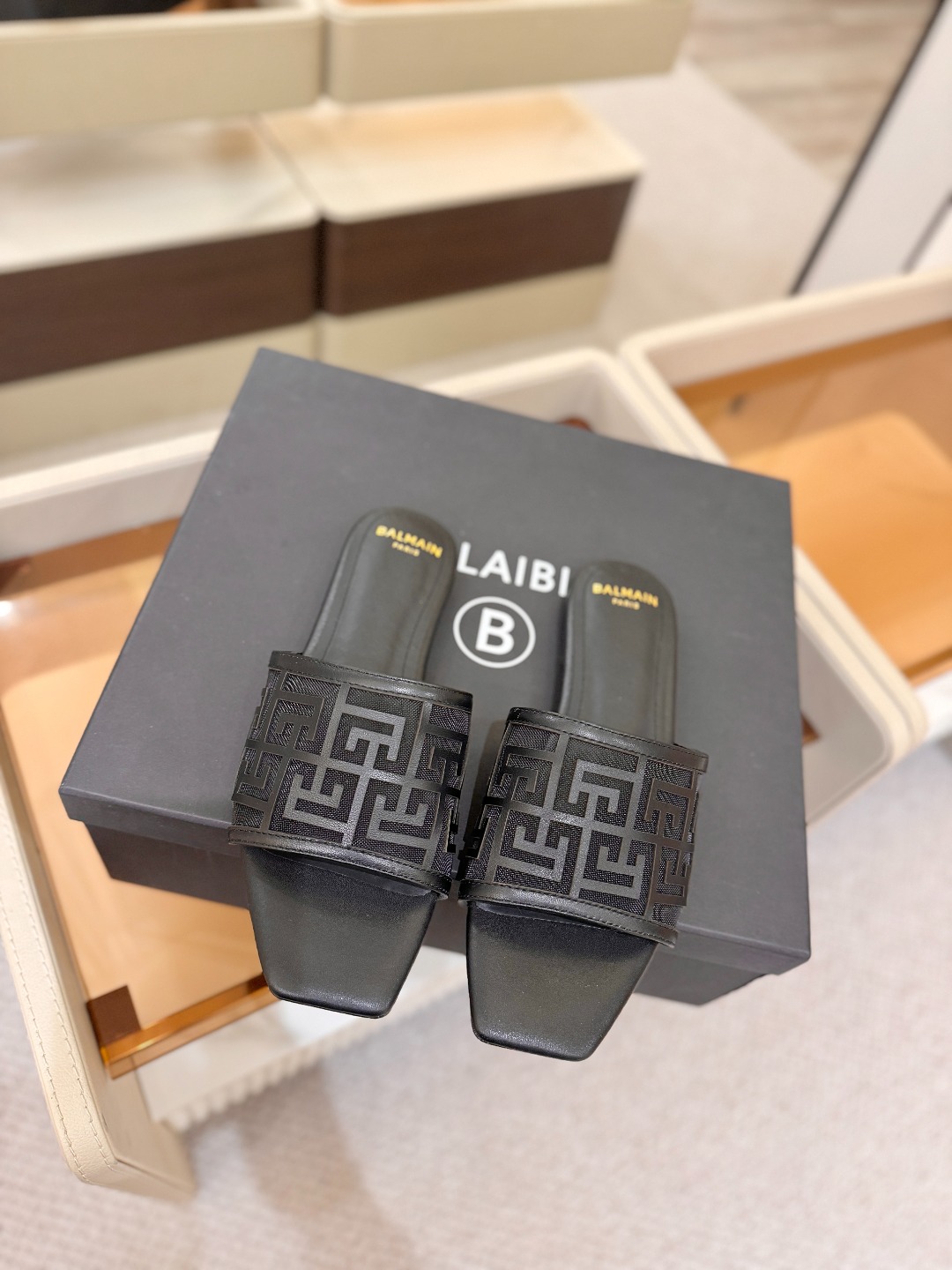 Balmain 巴尔曼 走秀时装平底拖鞋———————————𝘽𝙖𝙡𝙢𝙖𝙞𝙣巴尔曼 愈发別致出众 赶紧来
