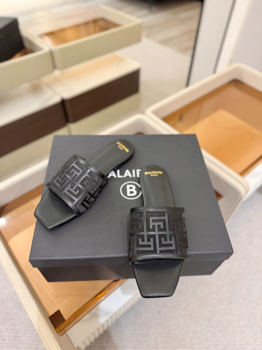 Balmain 巴尔曼 走秀时装平底拖鞋———————————𝘽𝙖𝙡𝙢𝙖𝙞𝙣巴尔曼 愈发別致出众 赶紧来