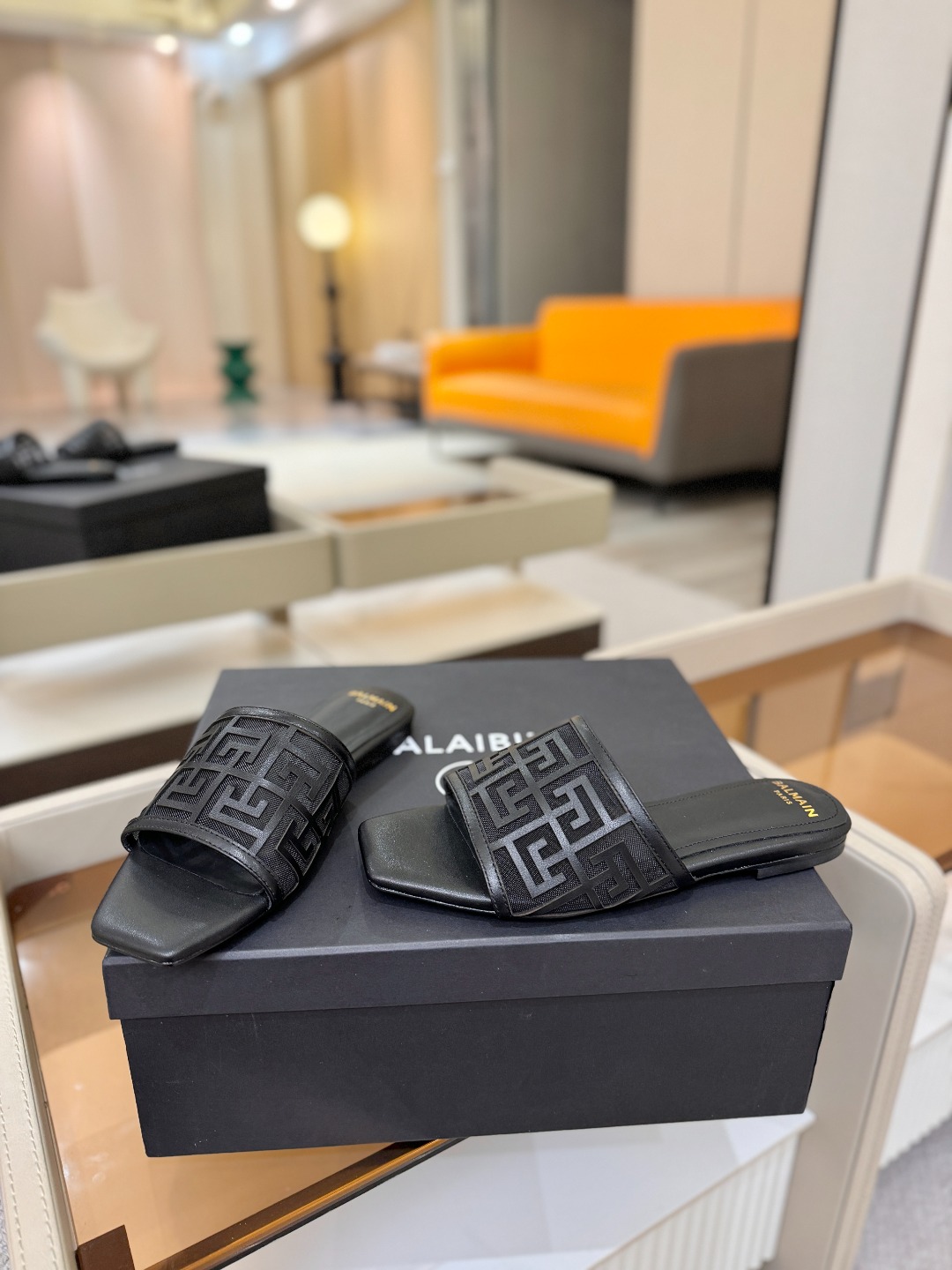 Balmain 巴尔曼 走秀时装平底拖鞋———————————𝘽𝙖𝙡𝙢𝙖𝙞𝙣巴尔曼 愈发別致出众 赶紧来