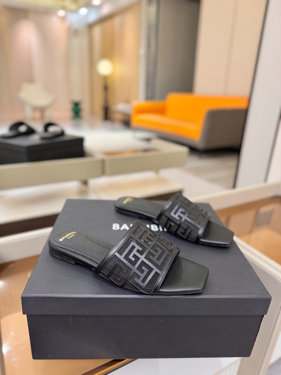 Balmain 巴尔曼 走秀时装平底拖鞋———————————𝘽𝙖𝙡𝙢𝙖𝙞𝙣巴尔曼 愈发別致出众 赶紧来