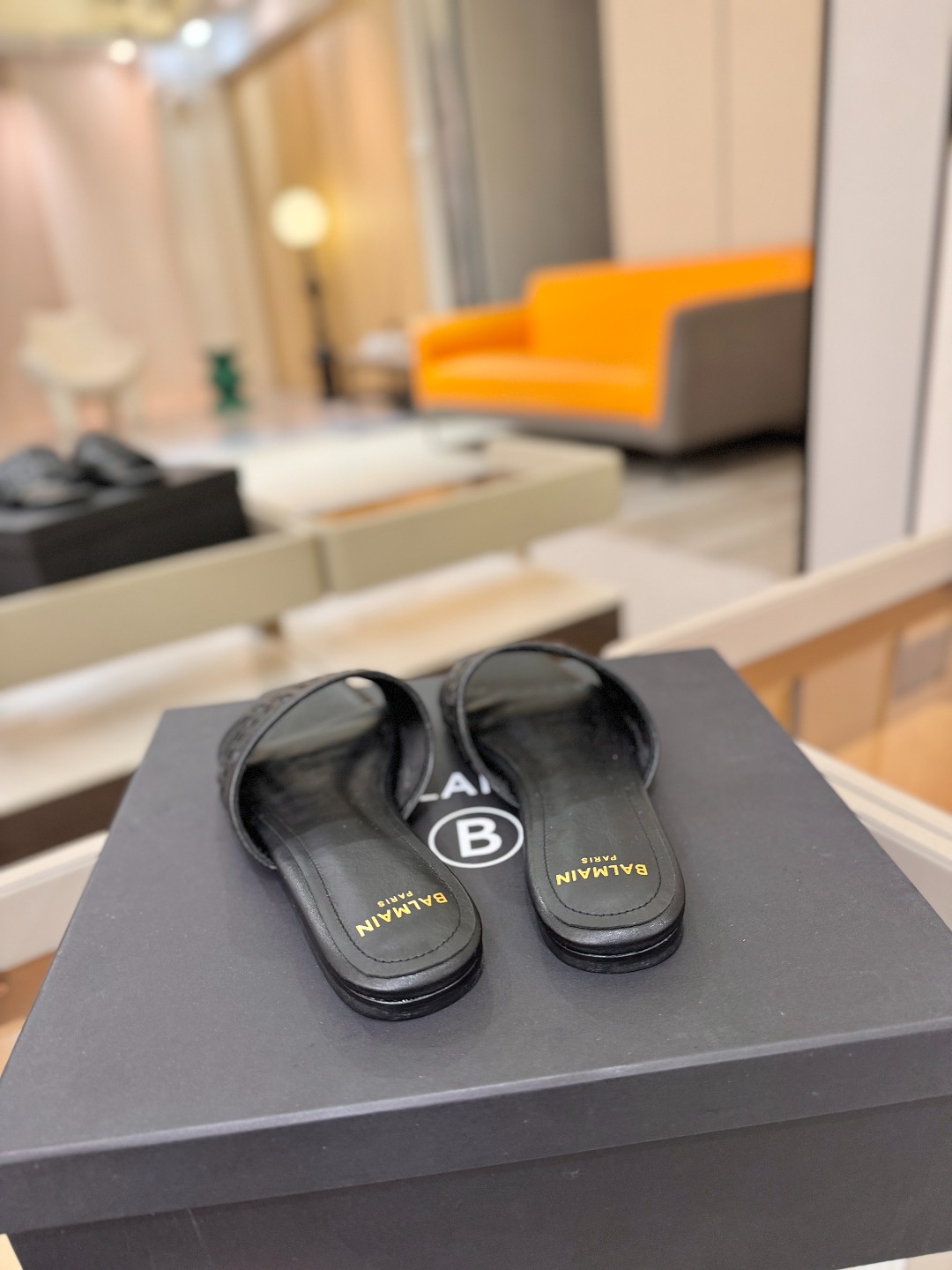 Balmain 巴尔曼 走秀时装平底拖鞋———————————𝘽𝙖𝙡𝙢𝙖𝙞𝙣巴尔曼 愈发別致出众 赶紧来
