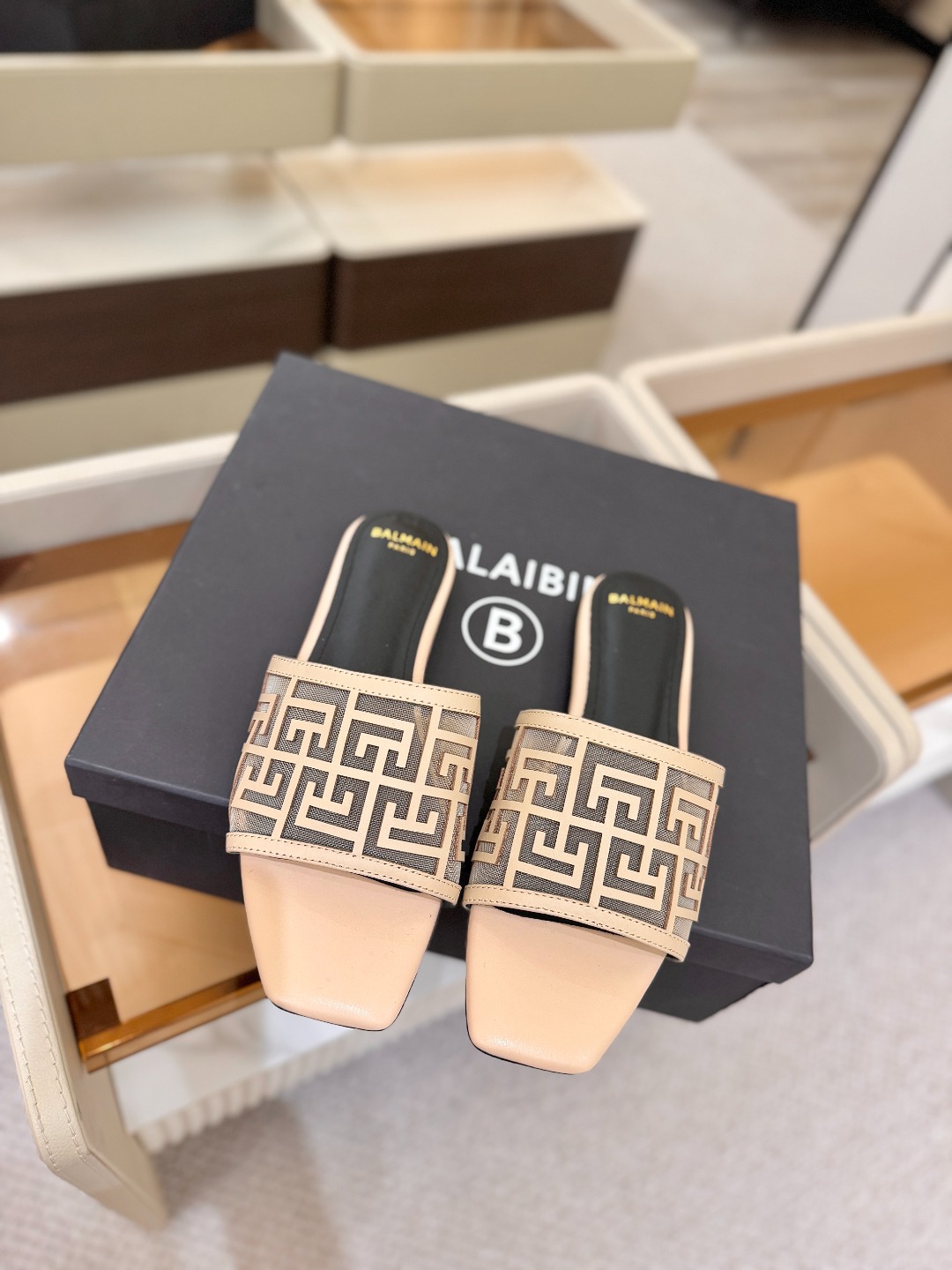 Balmain 巴尔曼 走秀时装平底拖鞋———————————𝘽𝙖𝙡𝙢𝙖𝙞𝙣巴尔曼 愈发別致出众 赶紧来